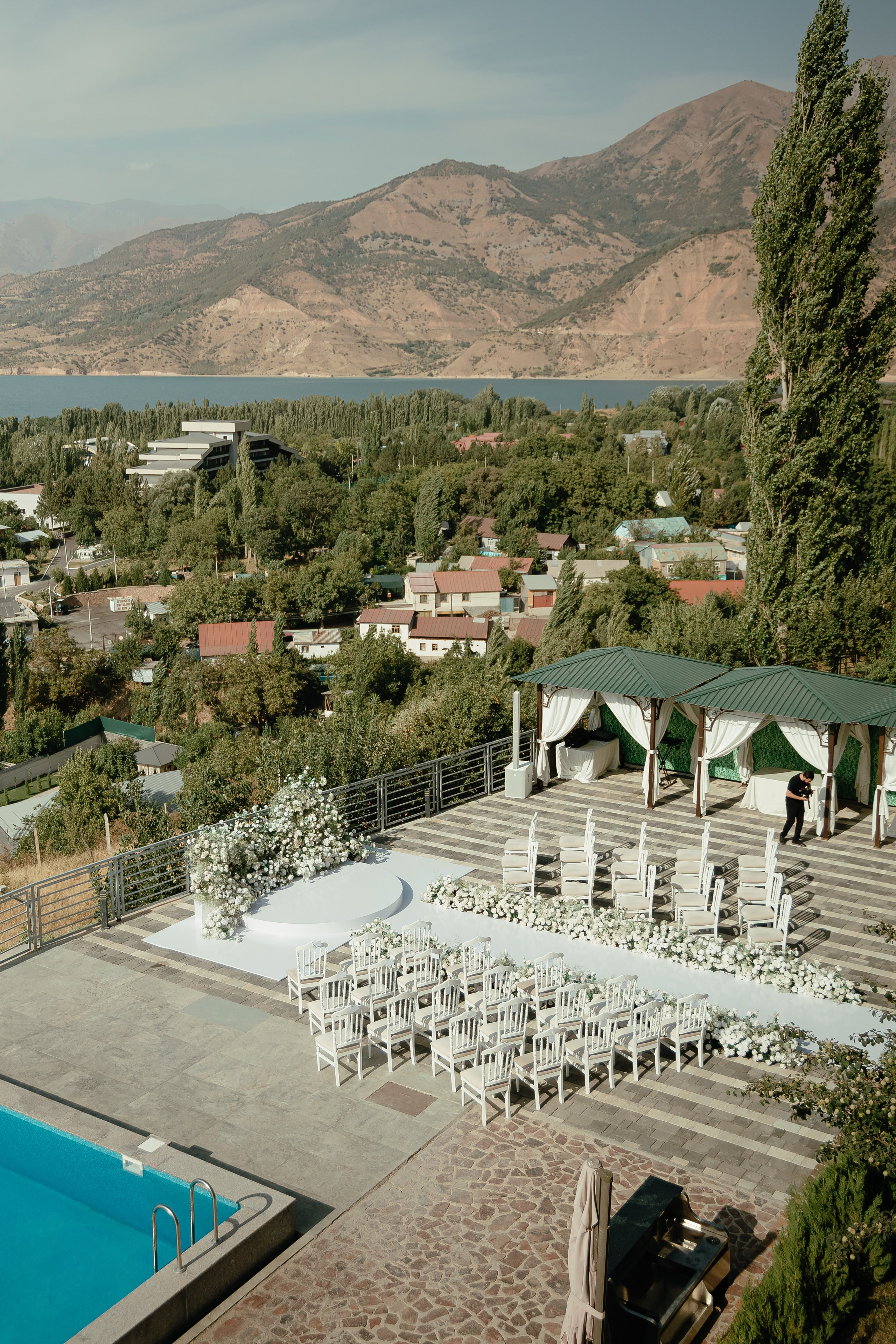 Thomas & Suyumbika. Главная