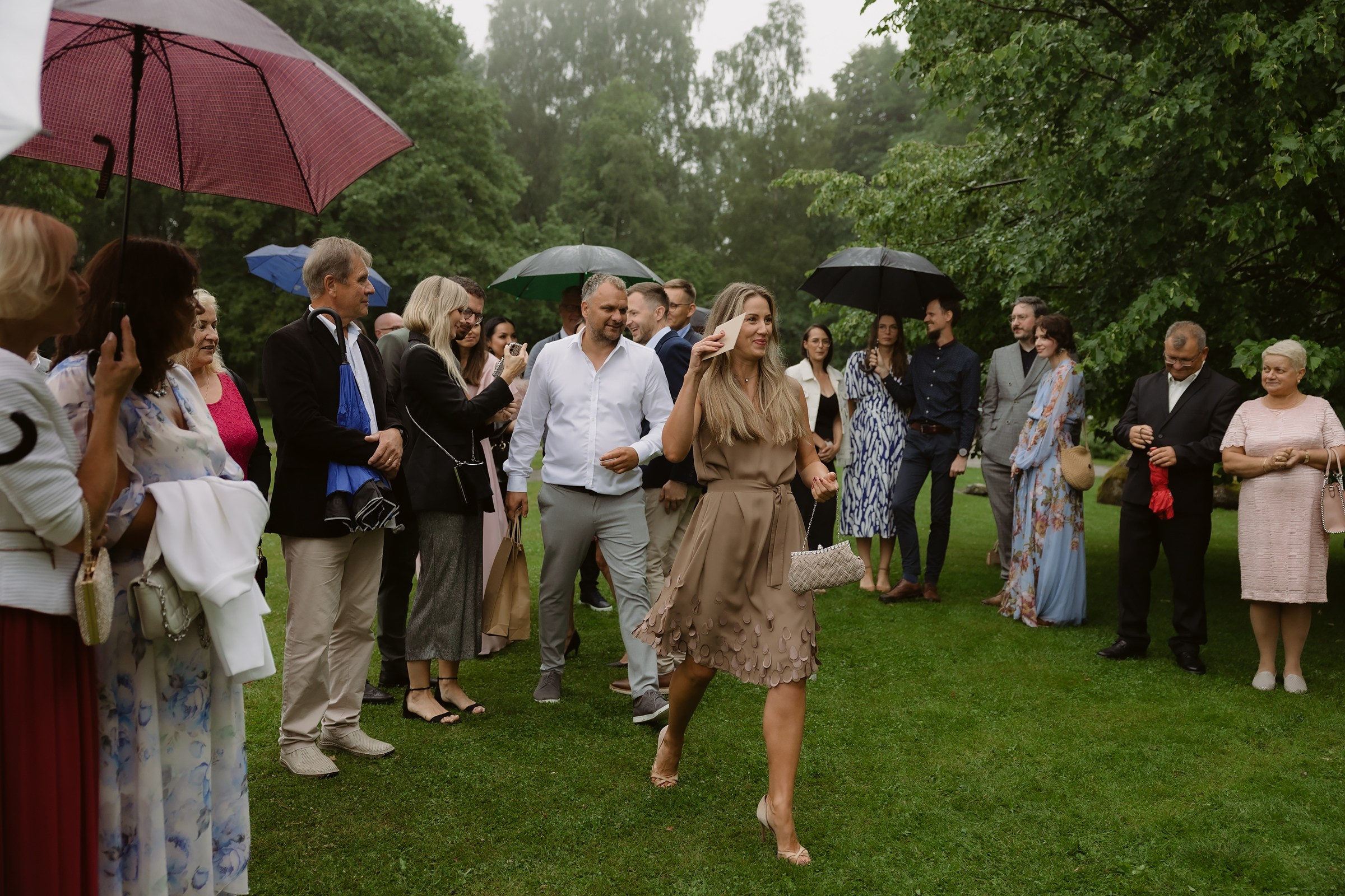 Justė ir Henrikas | Lietingos jaukios vestuvės Palangoje. Vestuvių ir šeimų fotografė Lena Bondarenko / belove photo