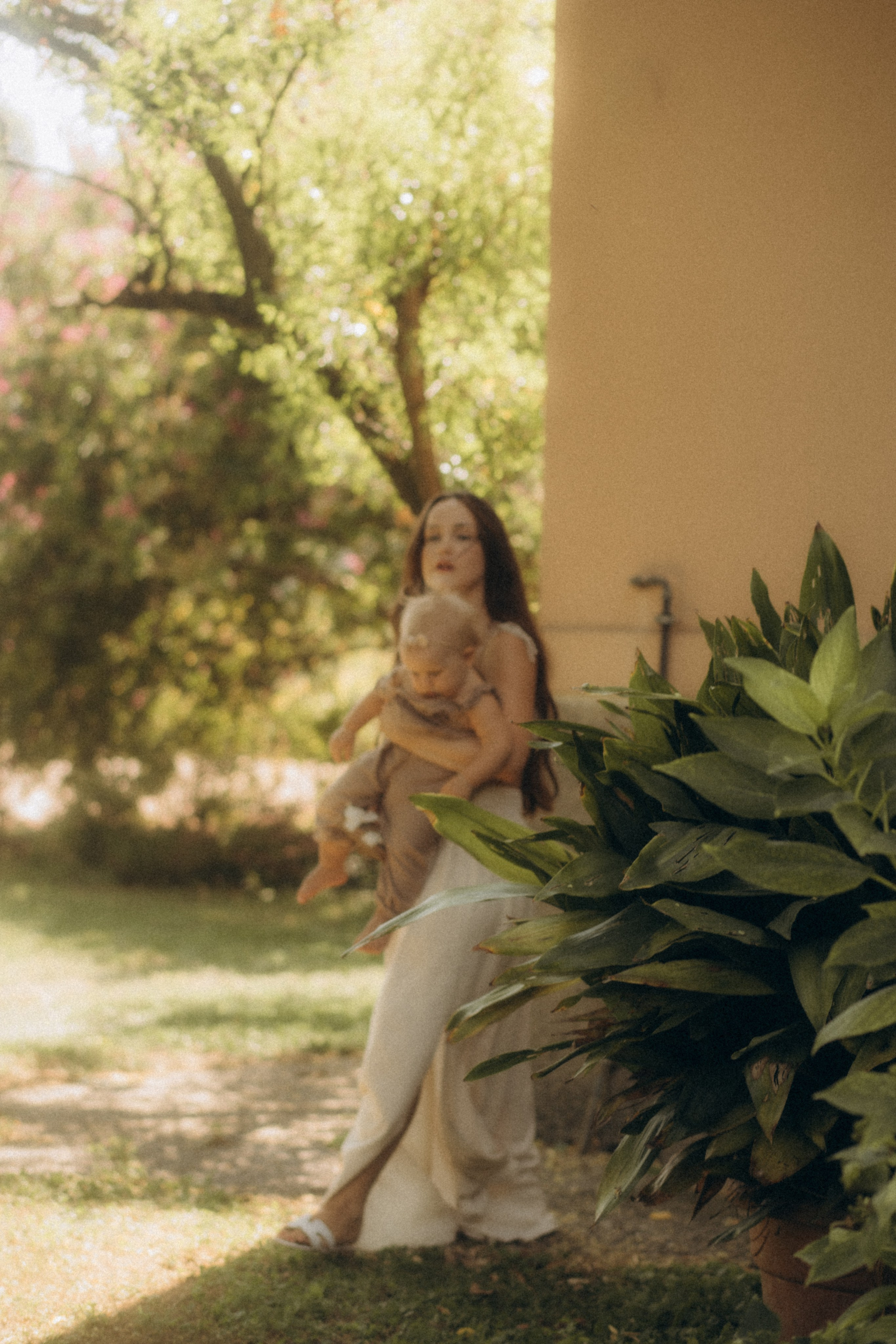 Maman et fille: la tendresse intemporelle. Je suis Olga, votre photographe de famille à Metz et dans toute la France