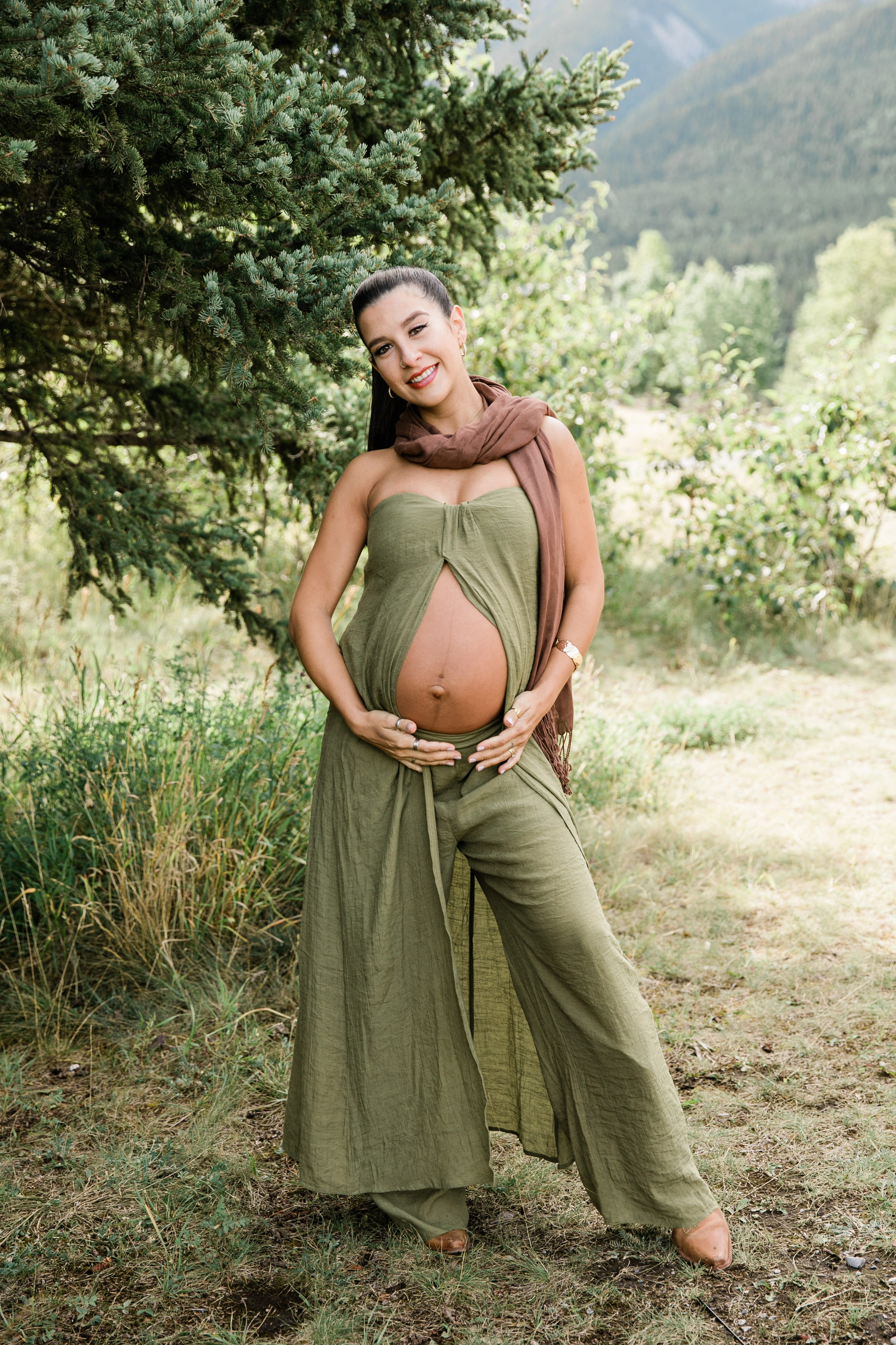 Maternity Photos — Canmore — Daniella. Fotografía accesible en Calgary