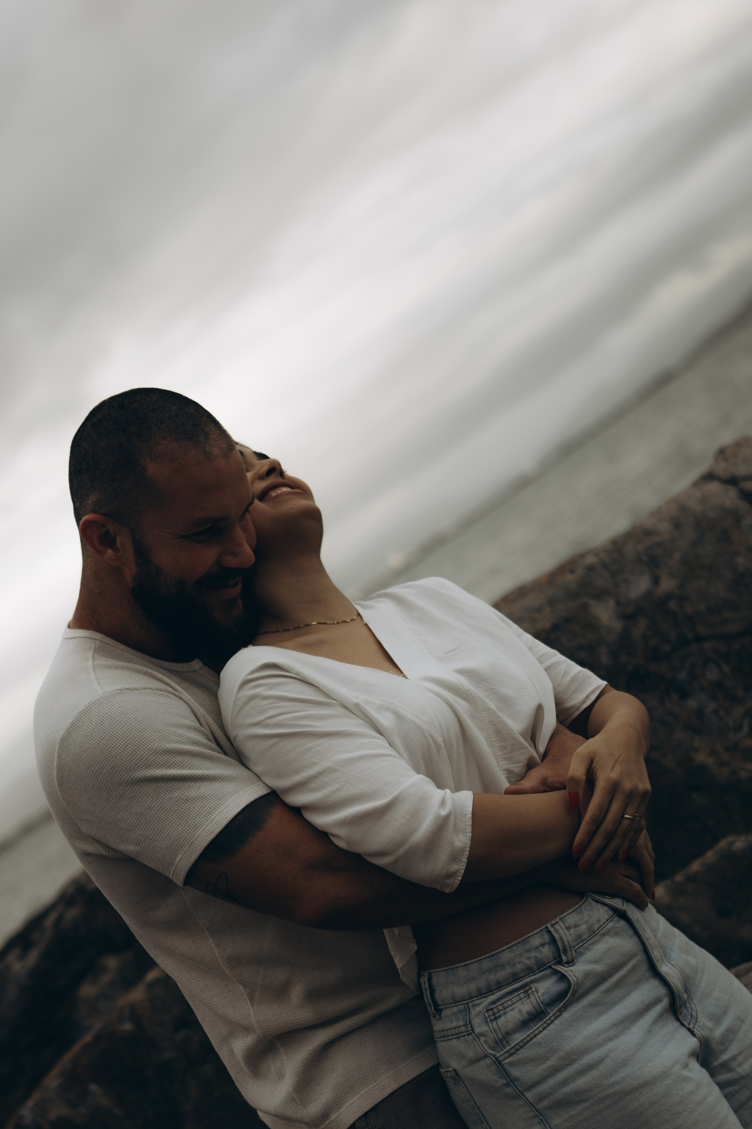pais abraçados em ensaio externo com luz natural em Sorocaba