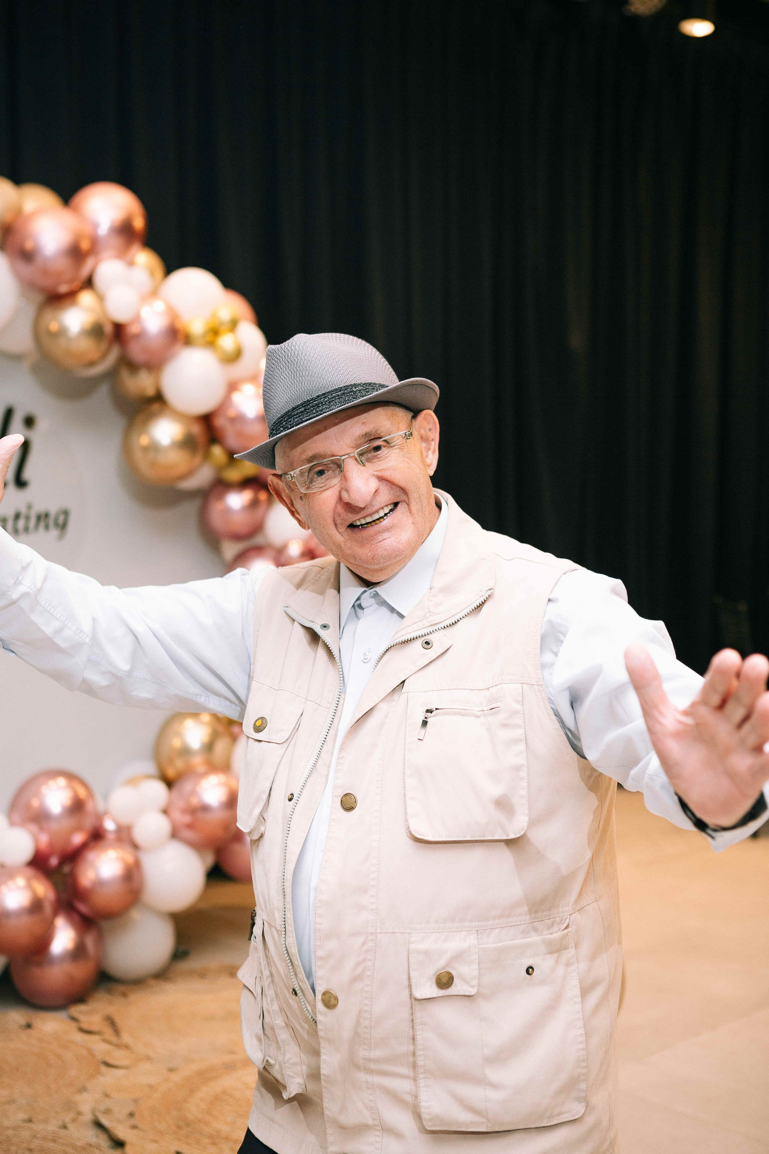 PARTY WITH FRIENDS. Https://shi-photo.com/