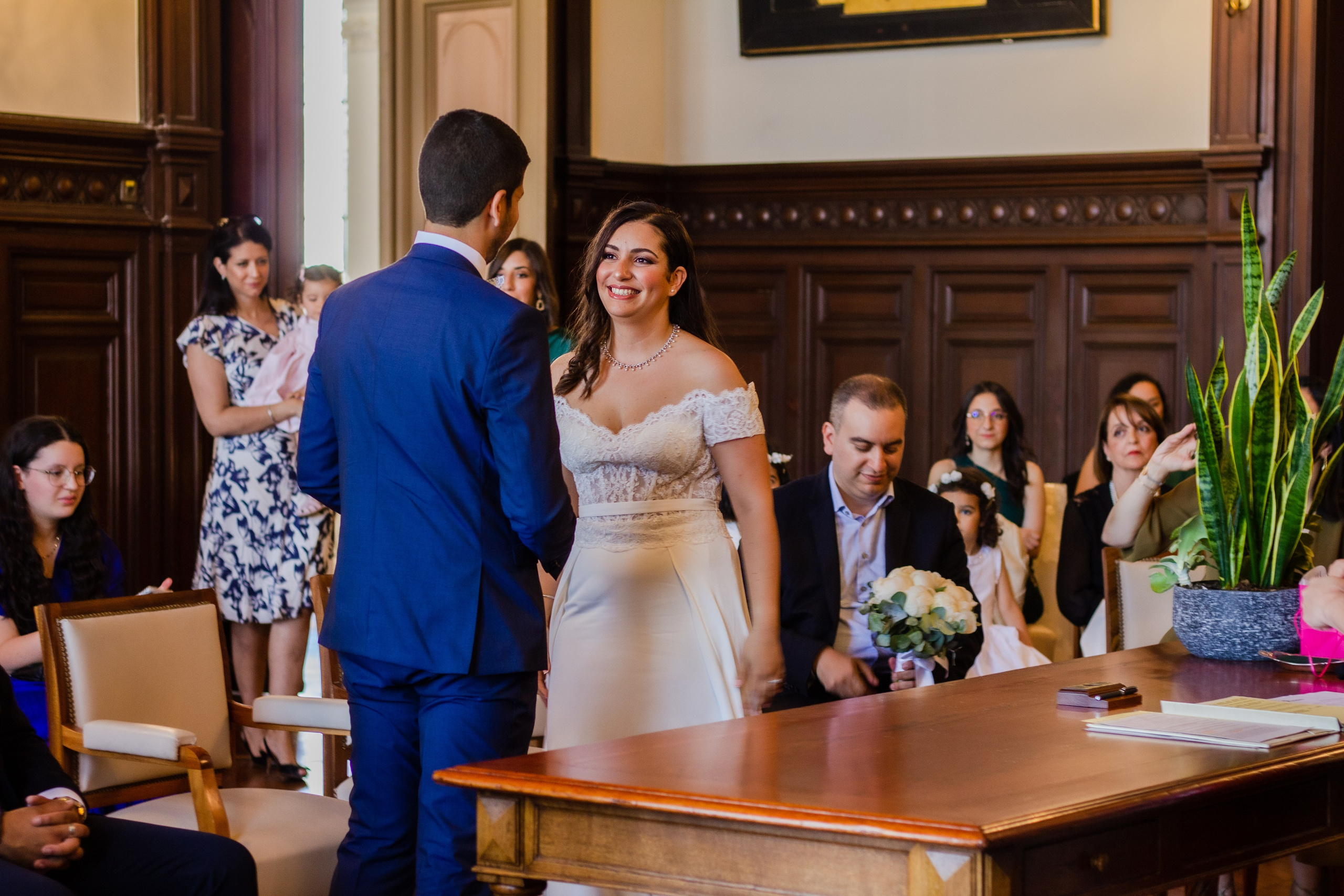 Cérémonie de mariage à la mairie de Poitiers, les mariés se tiennent la main avec émotion
