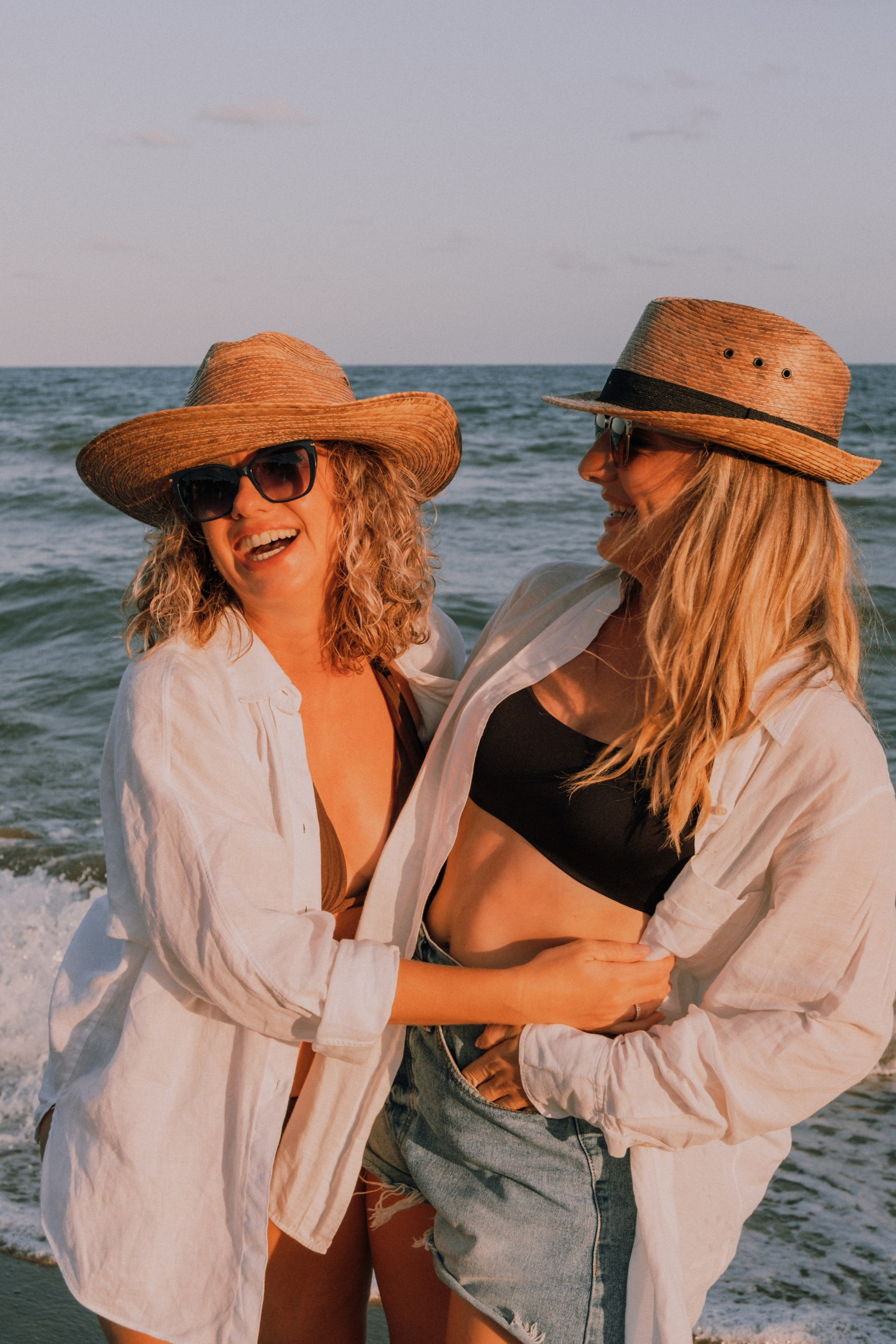 Sesión de amigas en la playa. Fotografía profesional en Calafell - Elena Medvedeva