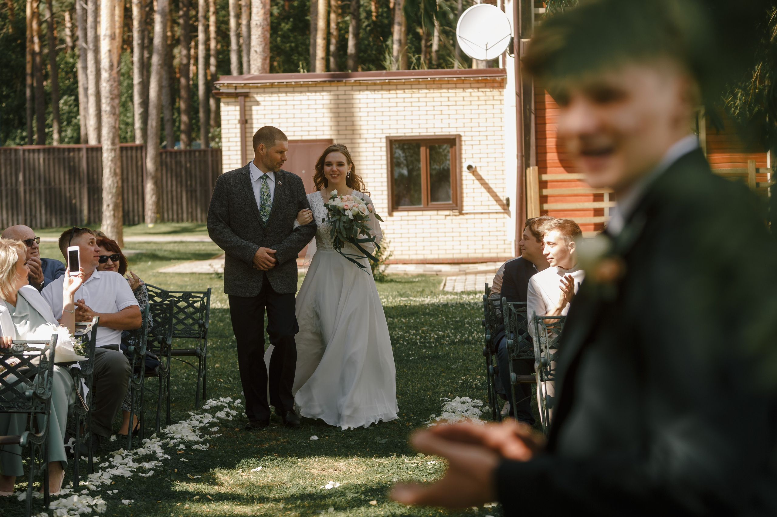 Padre y novia durante la ceremonia de boda