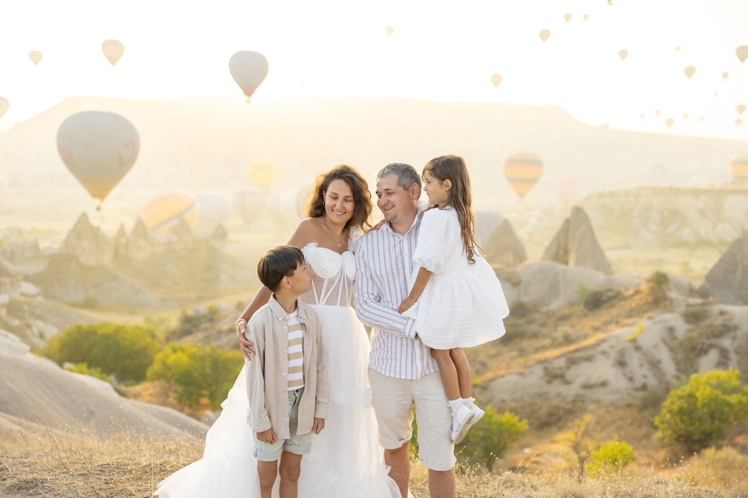 Family Photoshoot at Sunrise with Cappadocia’s Hot Air Balloons. Julia Ganch I Fashion Wedding Photography I Cappadocia Turkey
