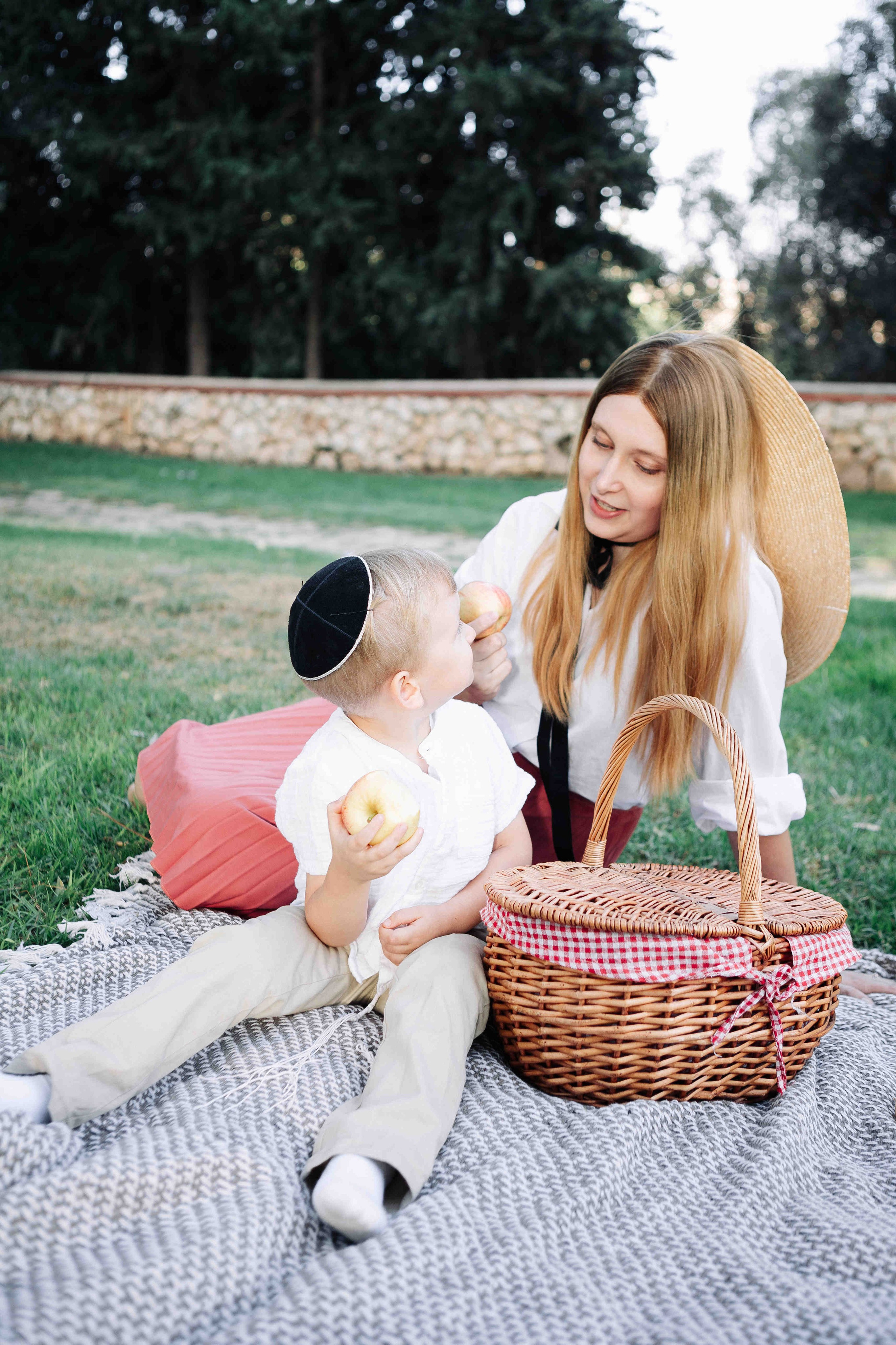 COZY PHOTO SESSION WITH A SWING. Https://shi-photo.com/