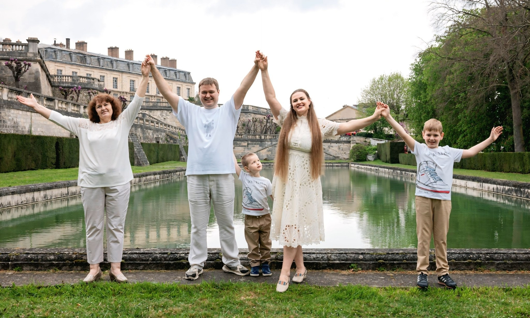 Family photoshoot in Paris. Alina Tagzieva- a photograper in Paris