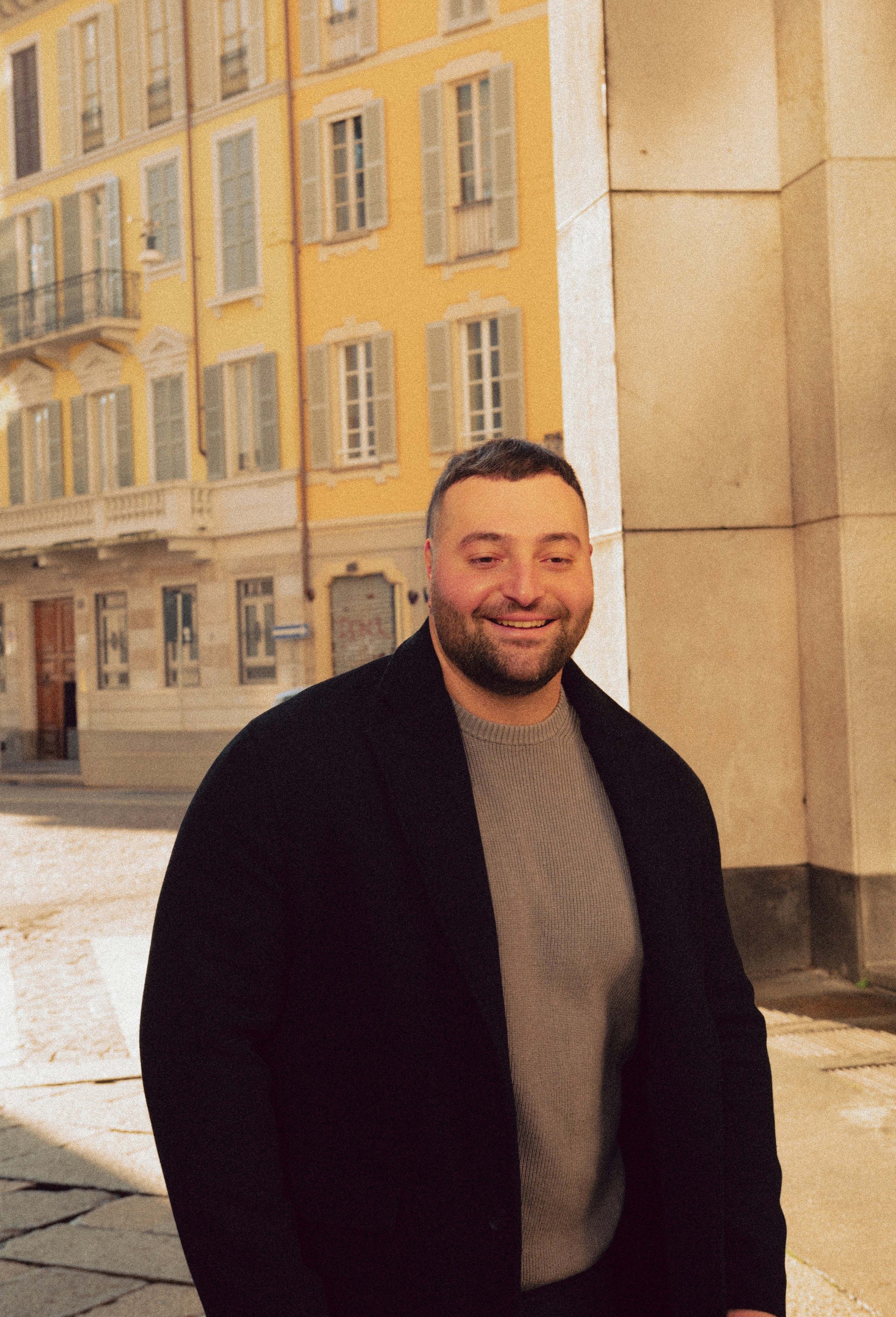 servizio fotografico coppia Milano, coppia innamorata Italia, fotografia naturale di coppia, coppia in movimento Milano, servizio fotografico spontaneo Milano, amore e viaggio Italia, servizio fotografico di coppia Milano, fotografia love story Milano, coppia romantica Italia, ritratto di coppia Milano, primo piano coppia innamorata, fotografia emozionale Milano,