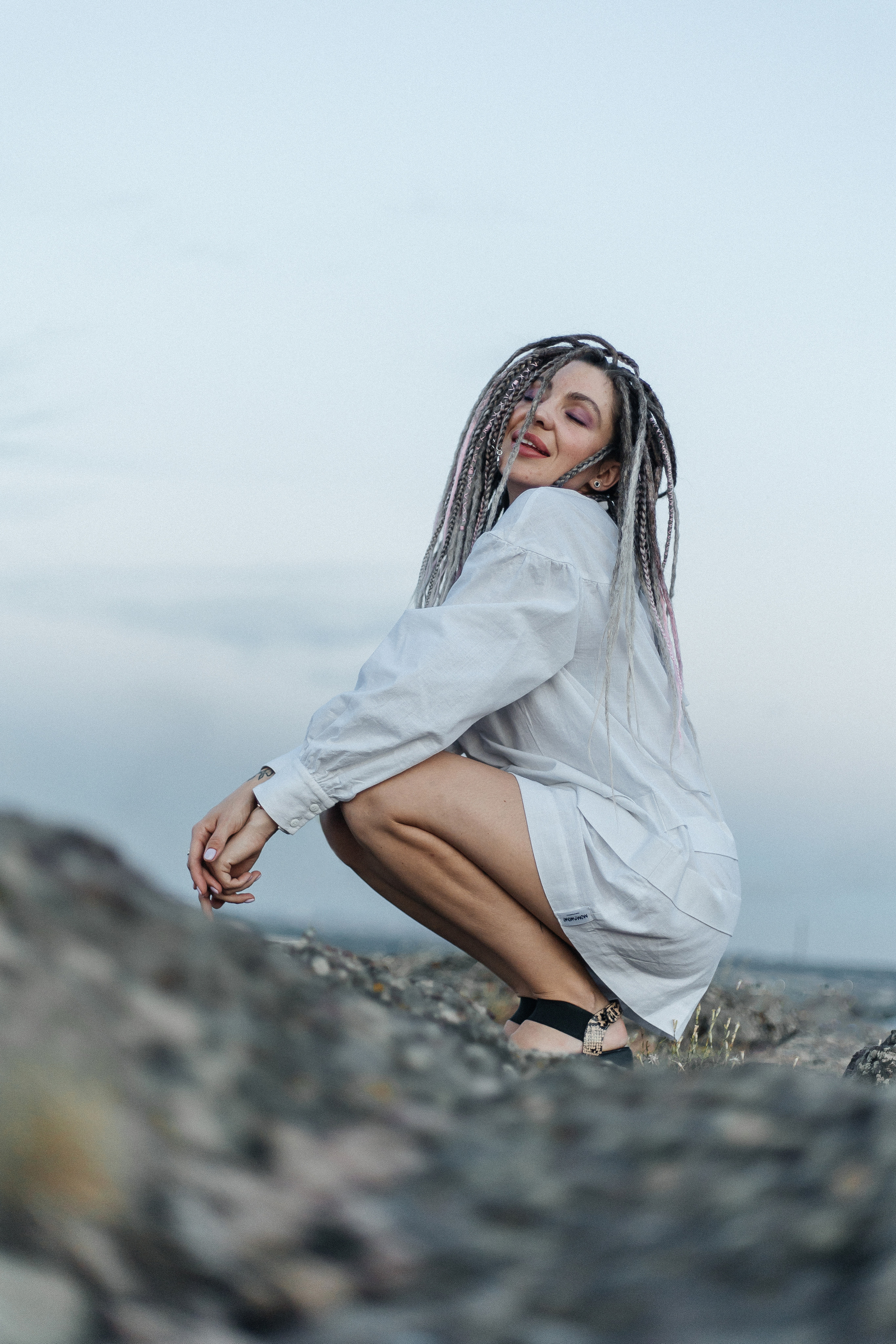 Katja. Fotoshooting einer Frau mit Dreadlocks im weißen Kleid - professionelle Fotosession. Svetlana Vidru Fotograf aus Speyer und Germersheim