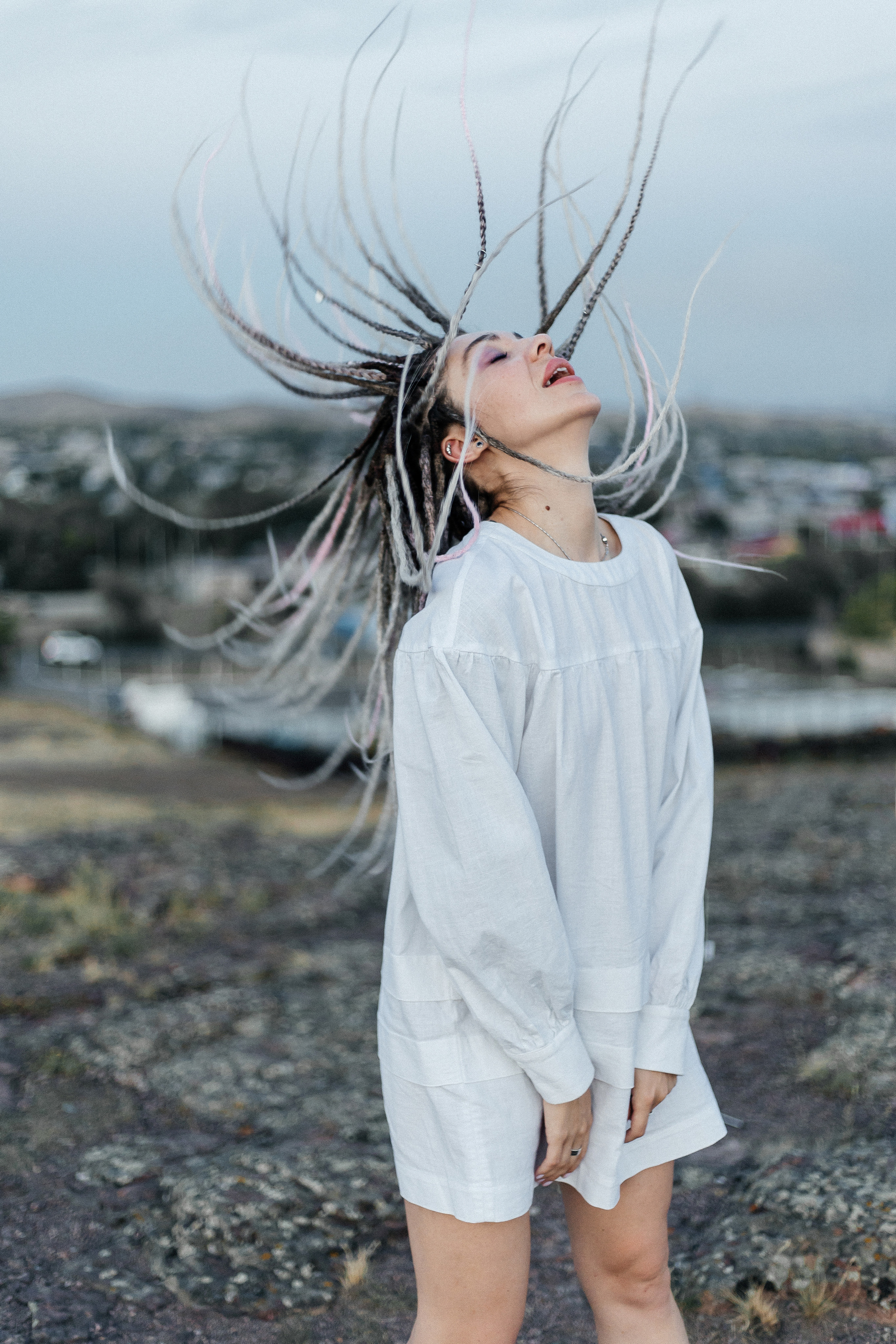 Katja. Fotoshooting einer Frau mit Dreadlocks im weißen Kleid - professionelle Fotosession. Svetlana Vidru Fotograf aus Speyer und Germersheim