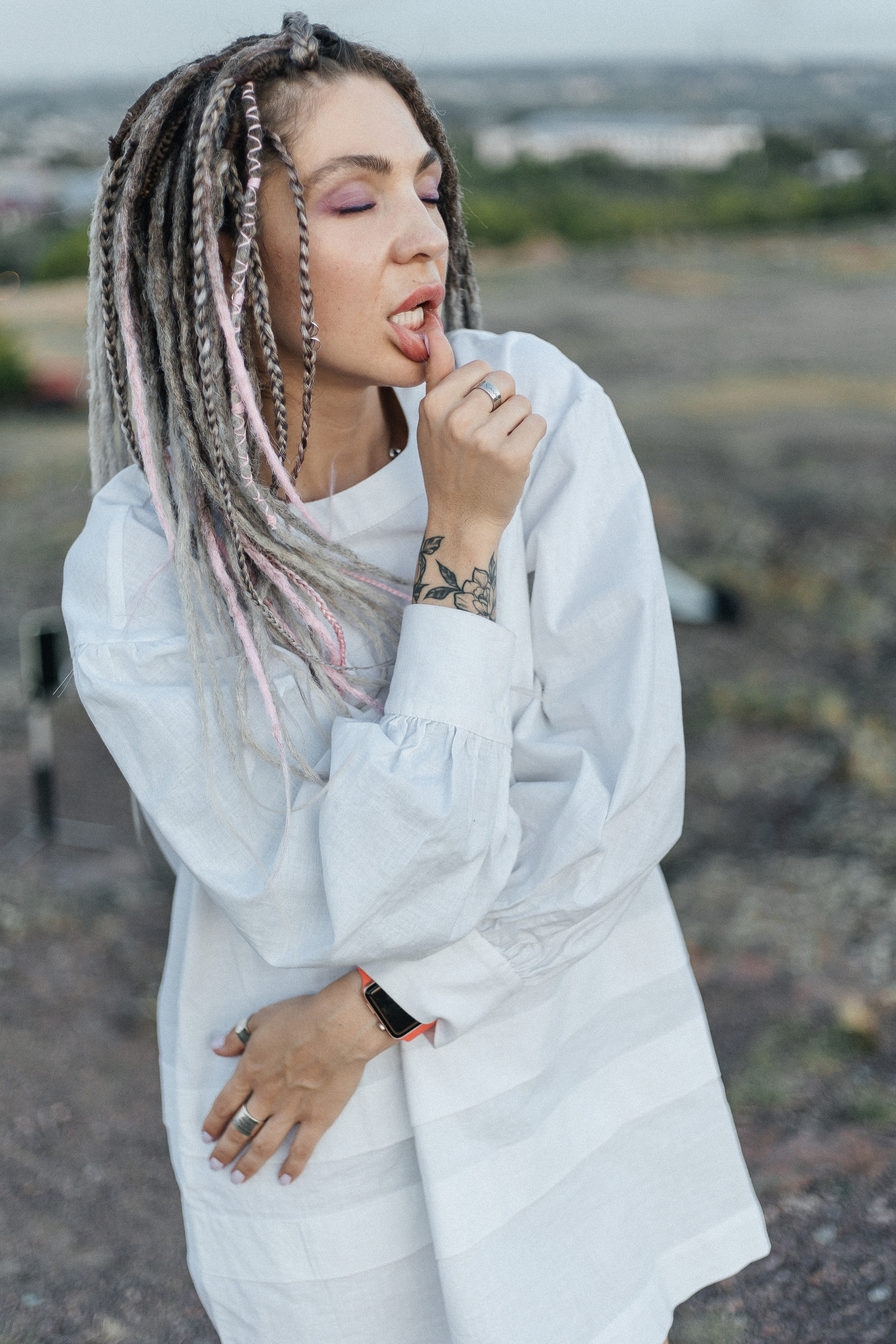 Katja. Fotoshooting einer Frau mit Dreadlocks im weißen Kleid - professionelle Fotosession. Svetlana Vidru Fotograf aus Speyer und Germersheim