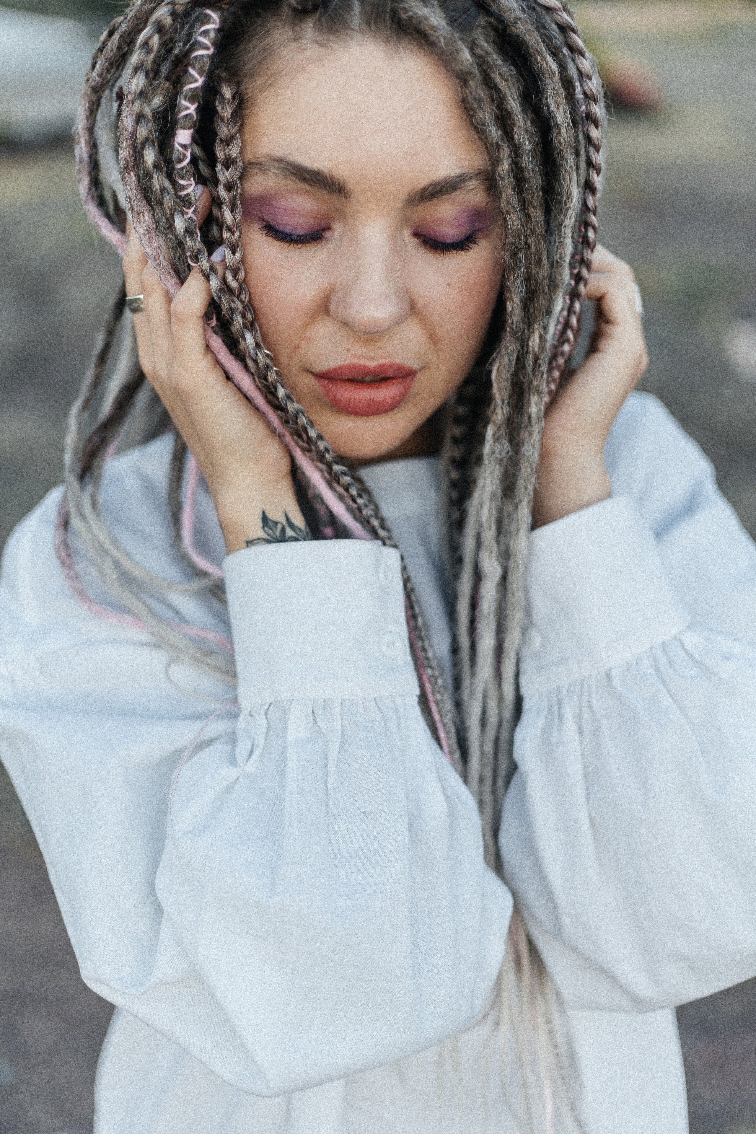 Katja. Fotoshooting einer Frau mit Dreadlocks im weißen Kleid - professionelle Fotosession. Svetlana Vidru Fotograf aus Speyer und Germersheim