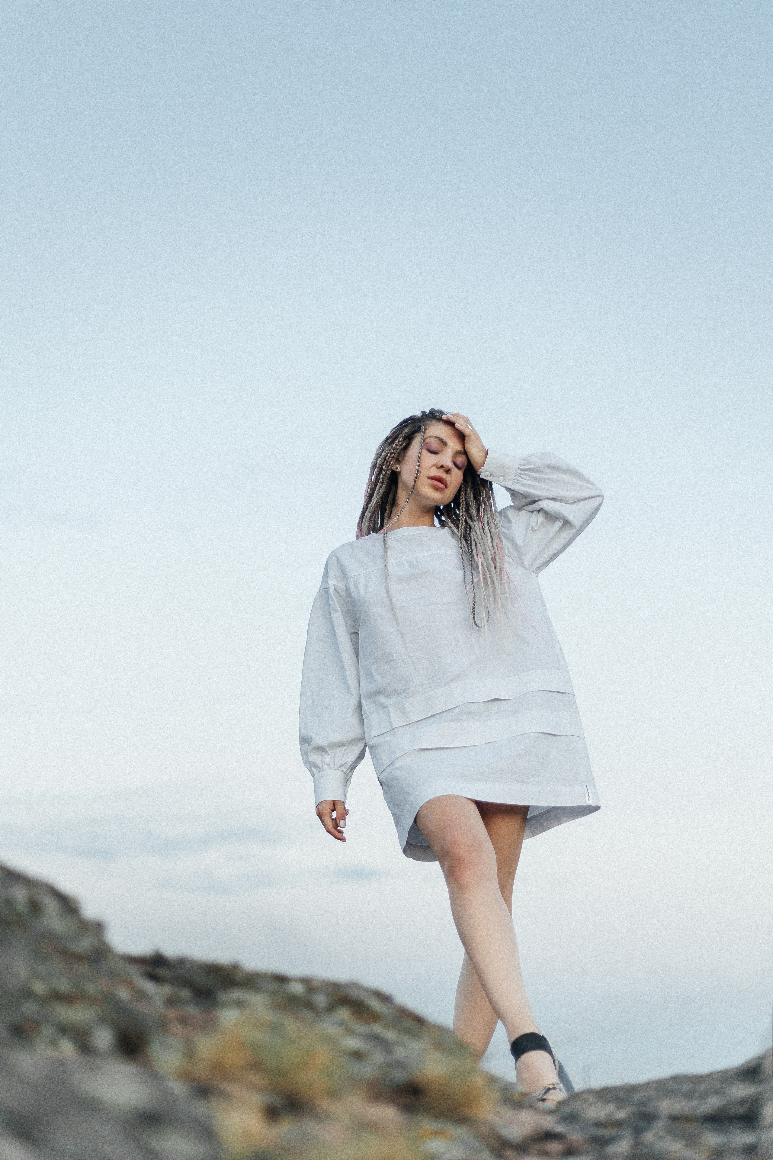 Katja. Fotoshooting einer Frau mit Dreadlocks im weißen Kleid - professionelle Fotosession. Svetlana Vidru Fotograf aus Speyer und Germersheim