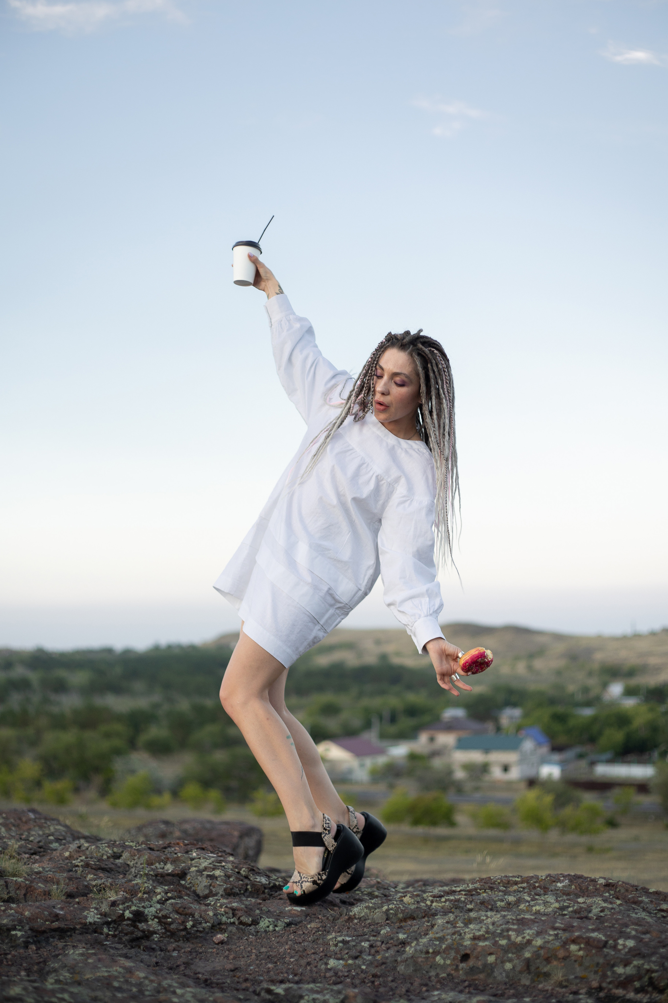 Katja. Fotoshooting einer Frau mit Dreadlocks im weißen Kleid - professionelle Fotosession. Svetlana Vidru Fotograf aus Speyer und Germersheim