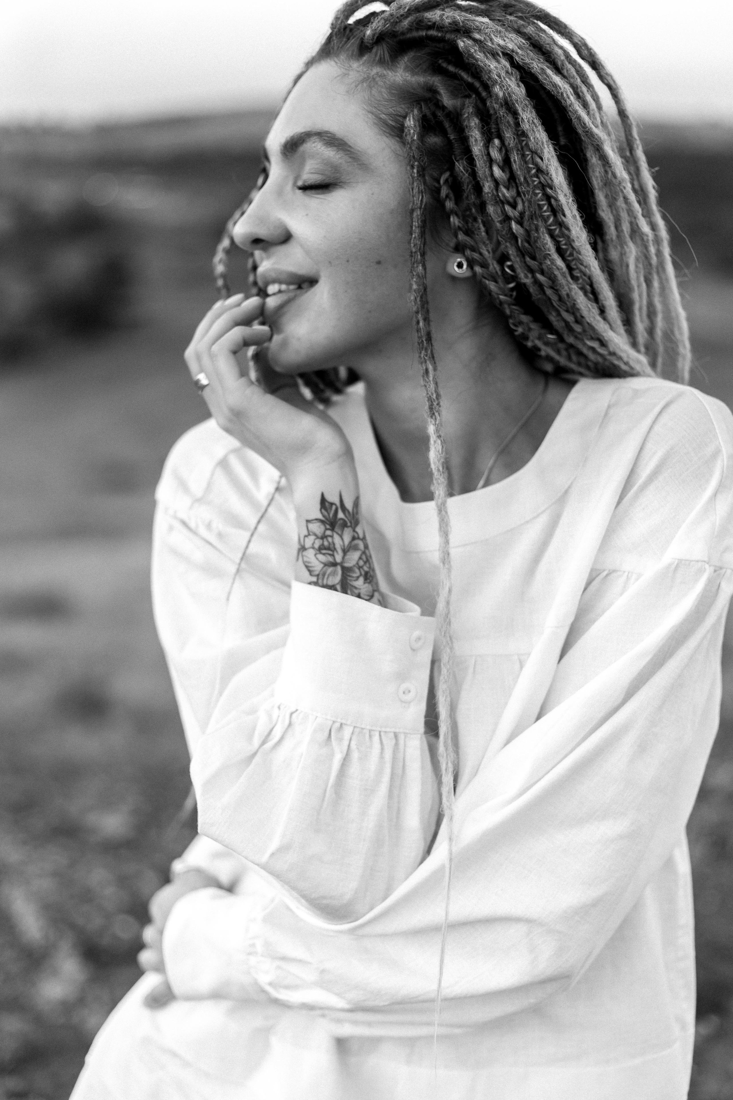 Katja. Fotoshooting einer Frau mit Dreadlocks im weißen Kleid - professionelle Fotosession. Svetlana Vidru Fotograf aus Speyer und Germersheim