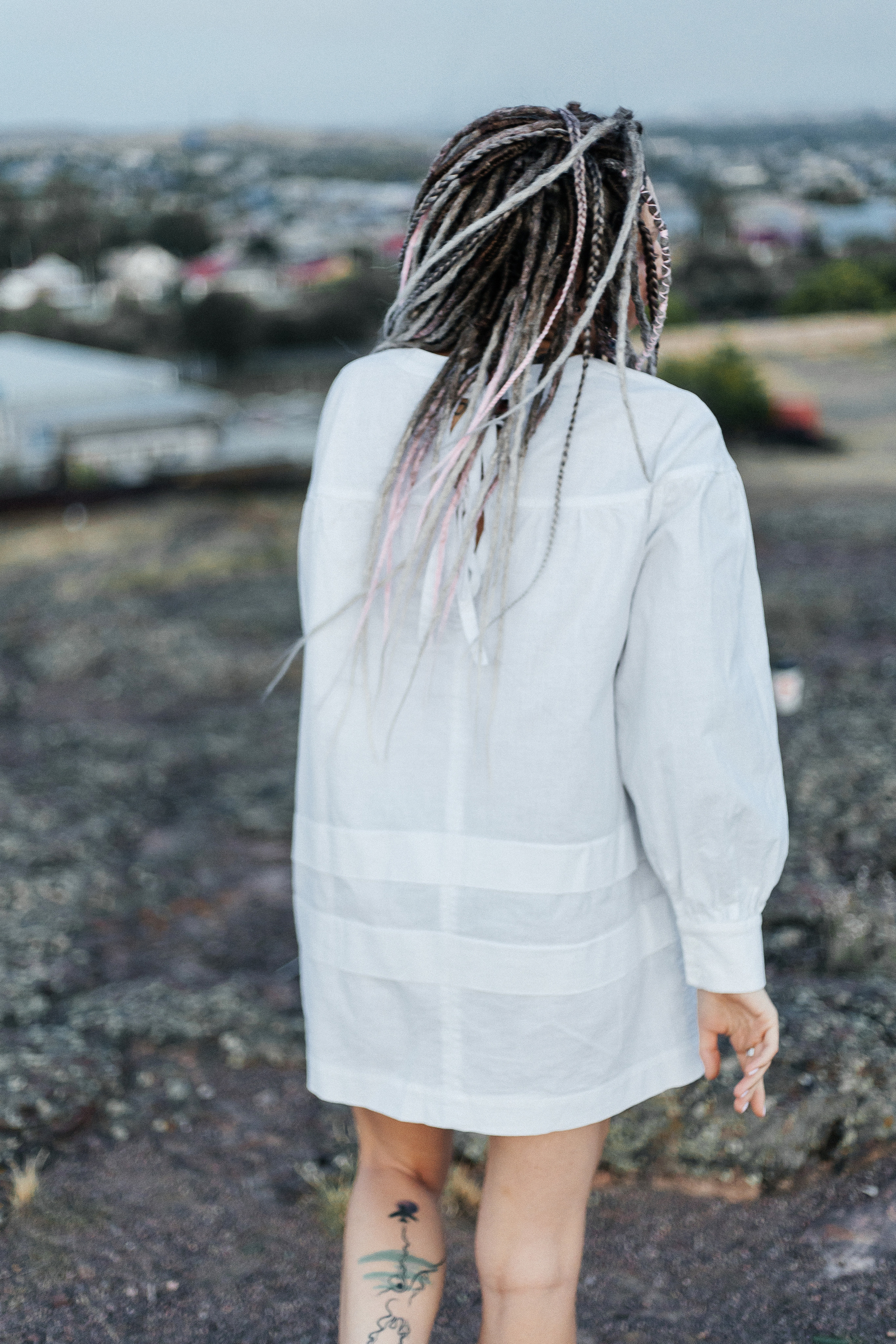 Katja. Fotoshooting einer Frau mit Dreadlocks im weißen Kleid - professionelle Fotosession. Svetlana Vidru Fotograf aus Speyer und Germersheim