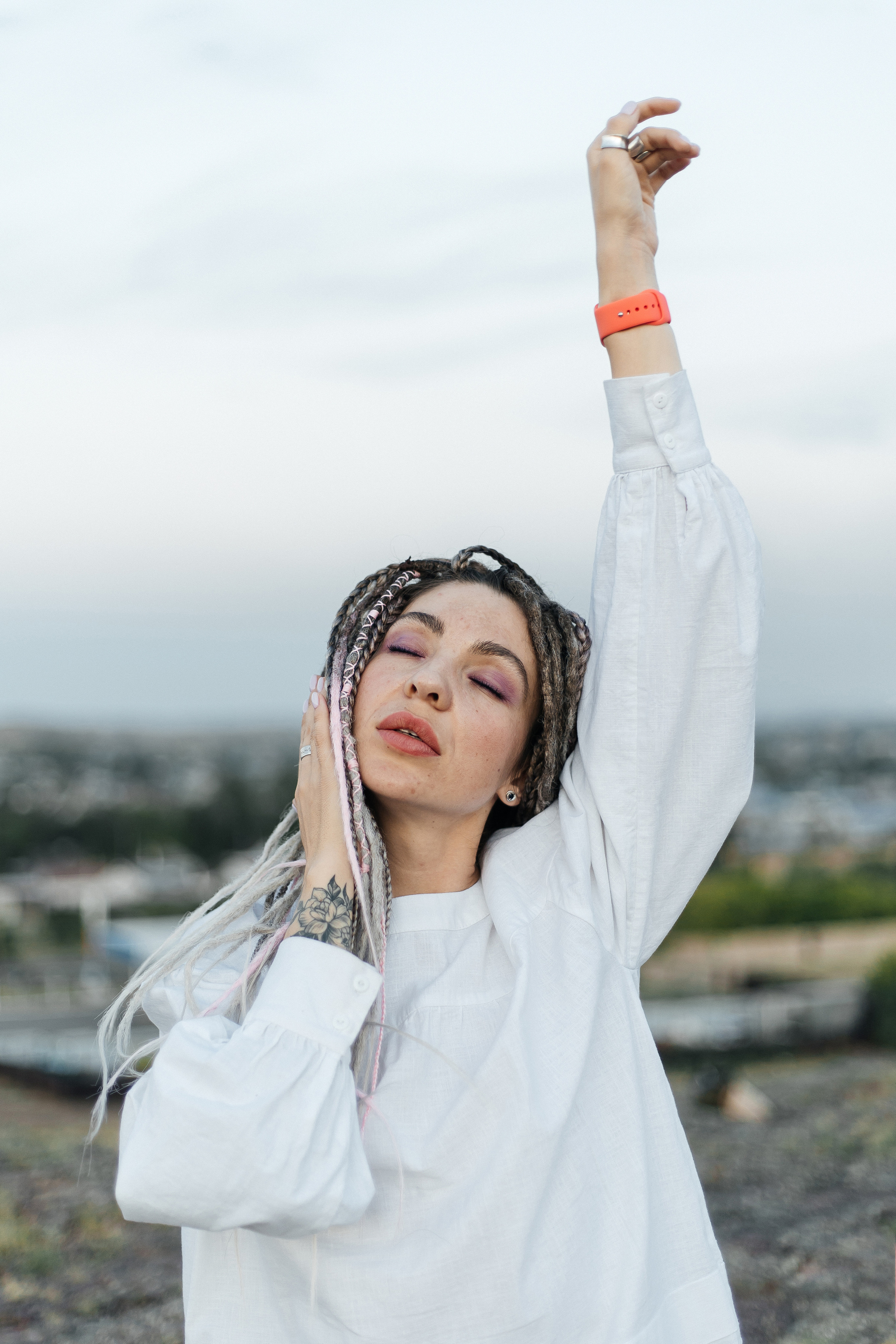 Katja. Fotoshooting einer Frau mit Dreadlocks im weißen Kleid - professionelle Fotosession. Svetlana Vidru Fotograf aus Speyer und Germersheim