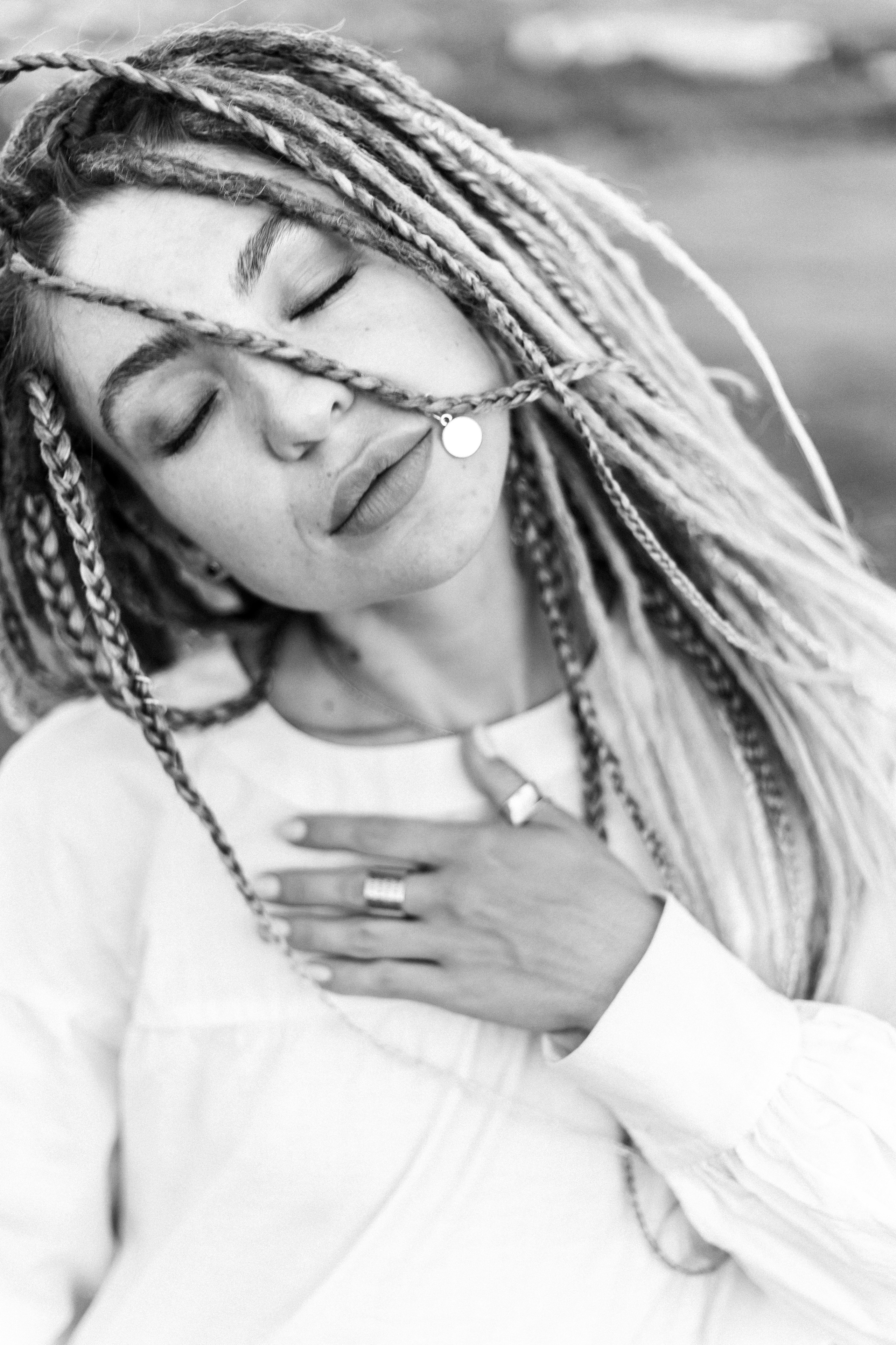 Katja. Fotoshooting einer Frau mit Dreadlocks im weißen Kleid - professionelle Fotosession. Svetlana Vidru Fotograf aus Speyer und Germersheim