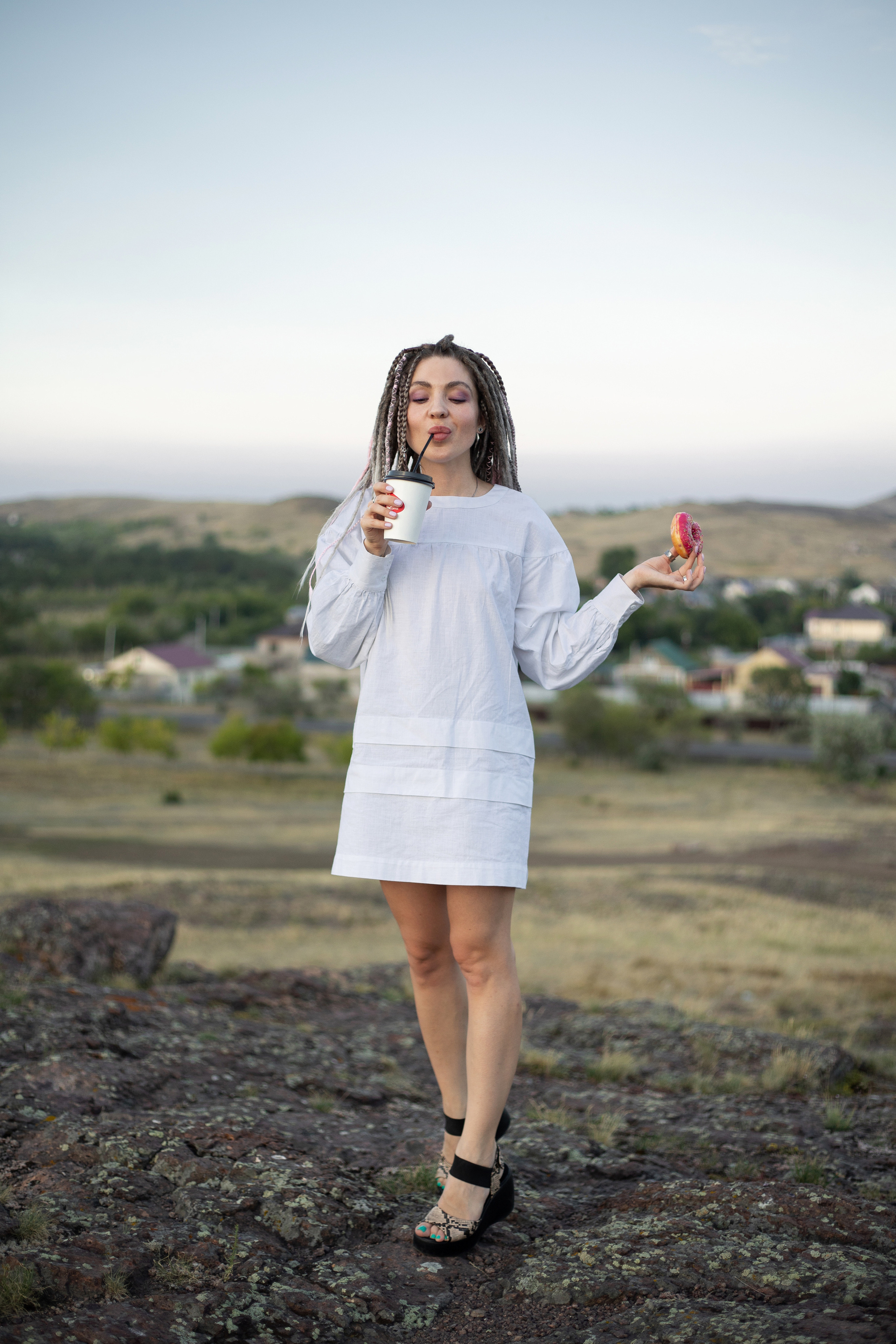Katja. Fotoshooting einer Frau mit Dreadlocks im weißen Kleid - professionelle Fotosession. Svetlana Vidru Fotograf aus Speyer und Germersheim