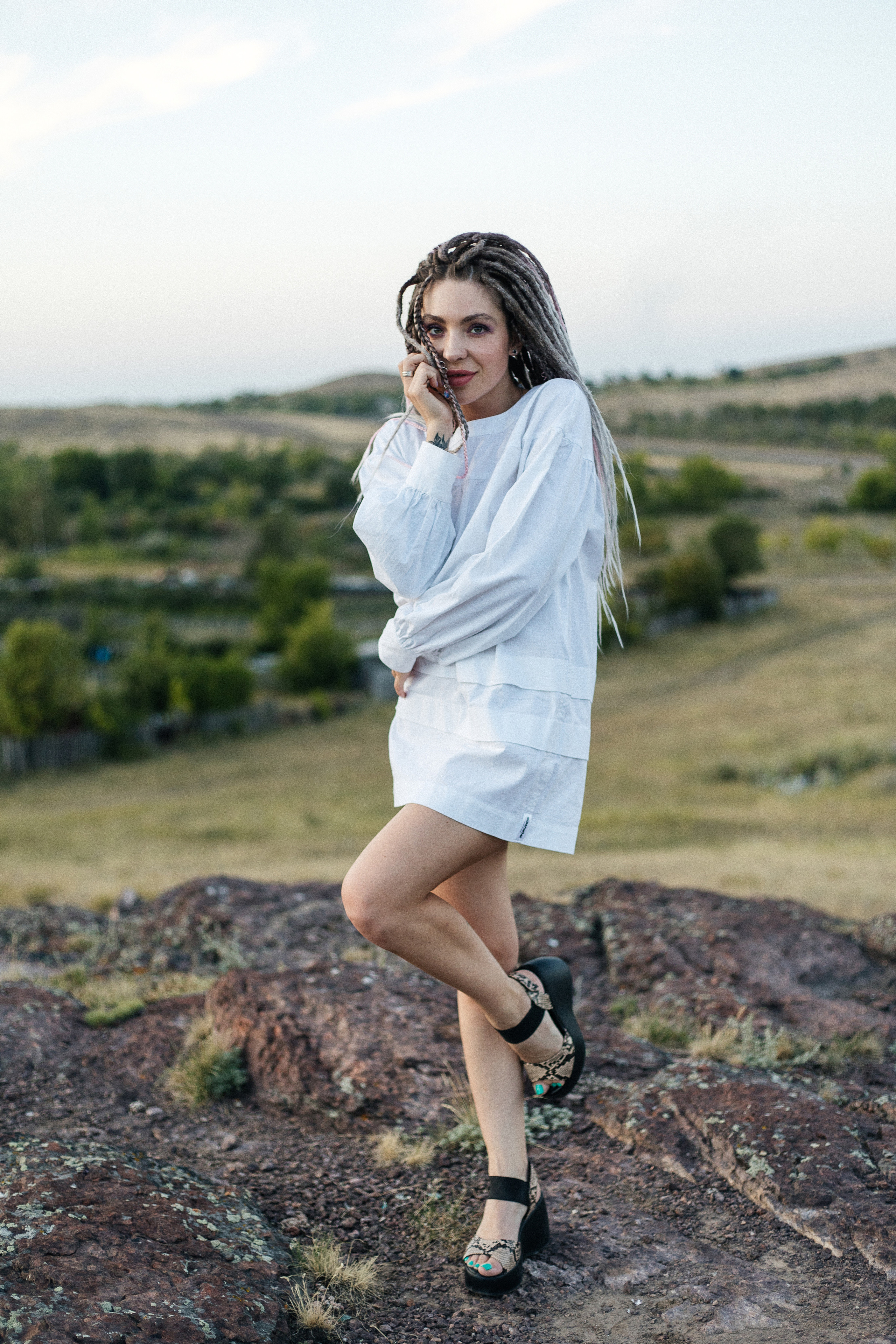 Katja. Fotoshooting einer Frau mit Dreadlocks im weißen Kleid - professionelle Fotosession. Svetlana Vidru Fotograf aus Speyer und Germersheim