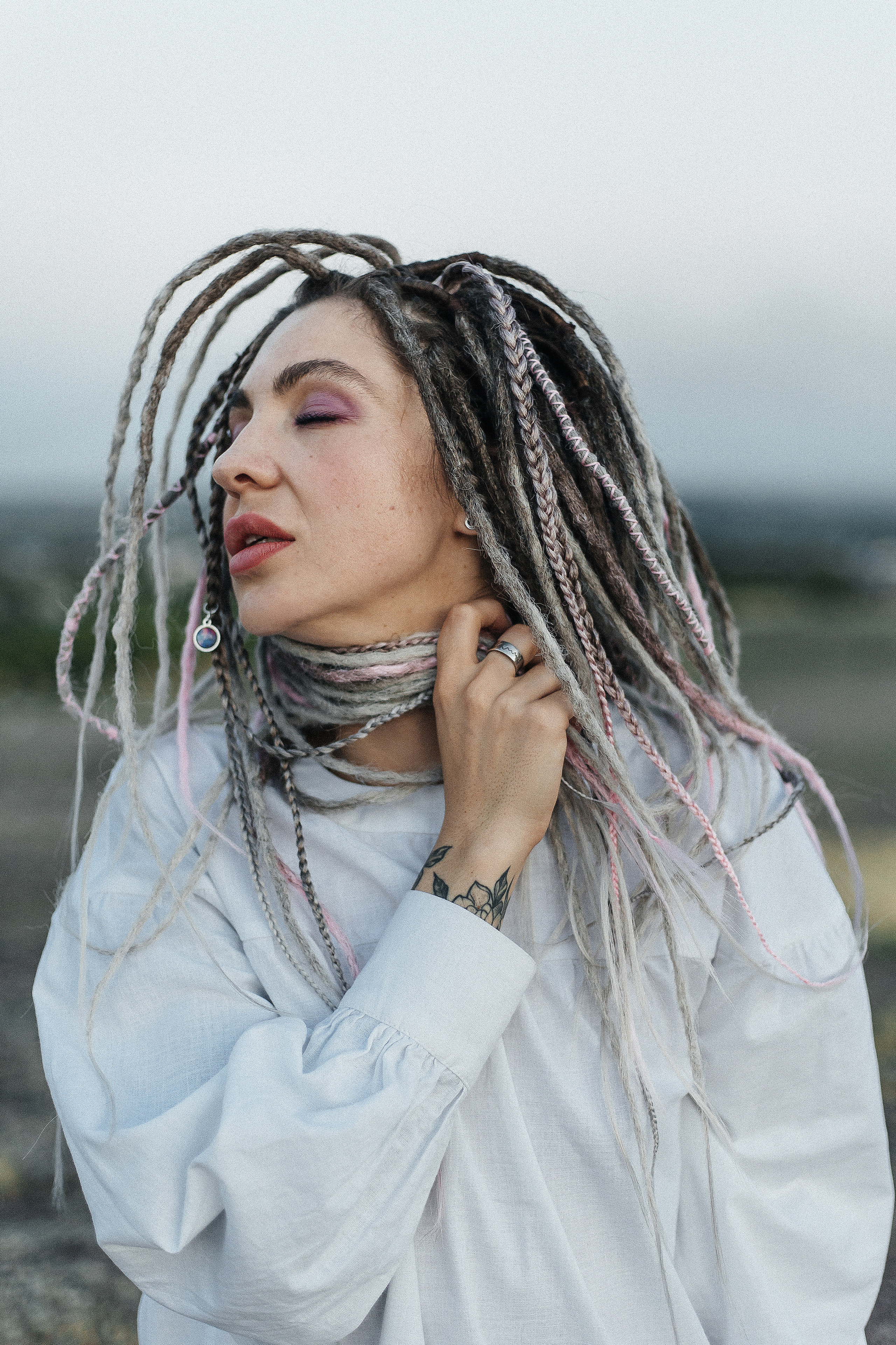 Katja. Fotoshooting einer Frau mit Dreadlocks im weißen Kleid - professionelle Fotosession. Svetlana Vidru Fotograf aus Speyer und Germersheim