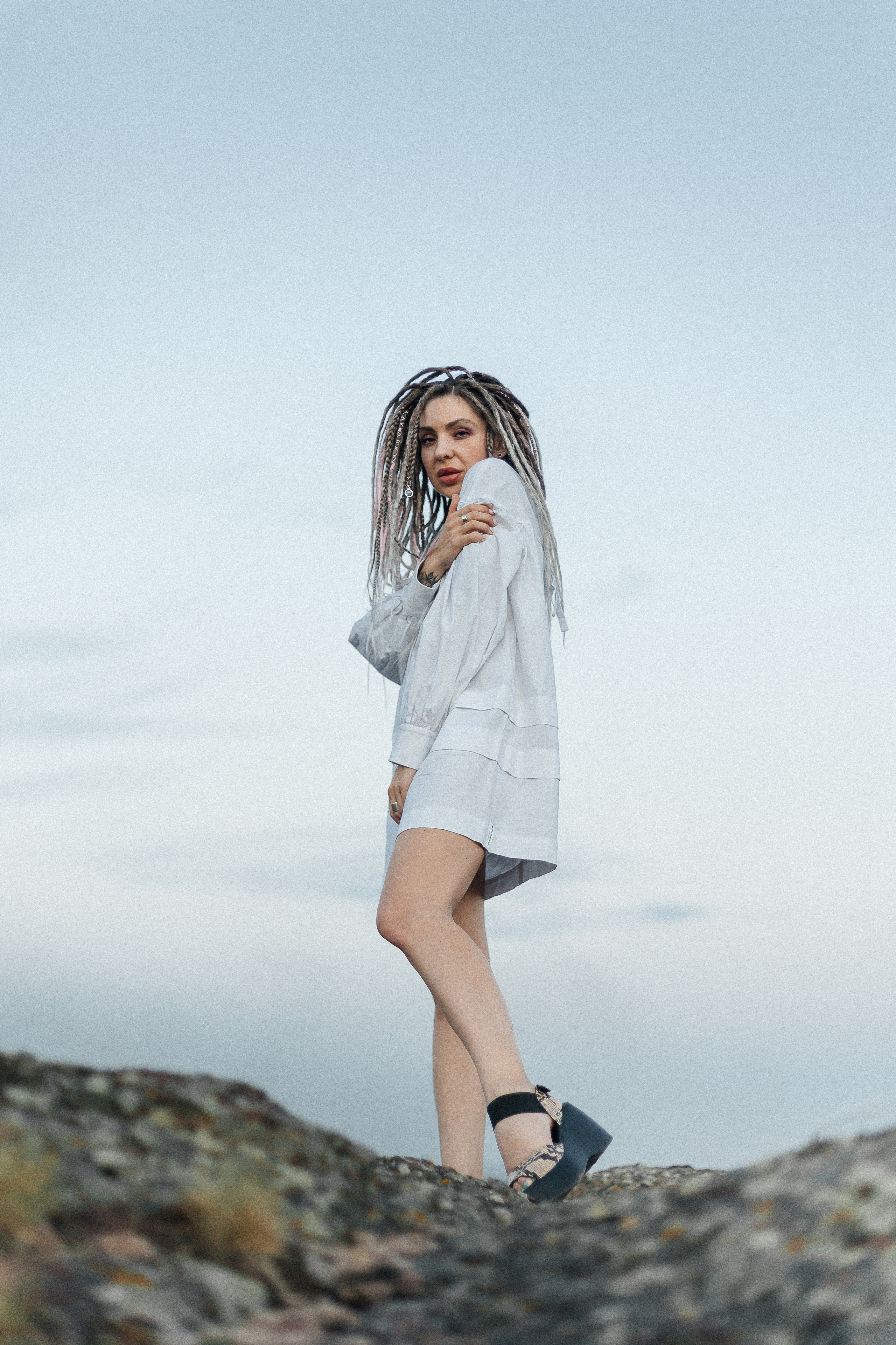 Katja. Fotoshooting einer Frau mit Dreadlocks im weißen Kleid - professionelle Fotosession. Svetlana Vidru Fotograf aus Speyer und Germersheim