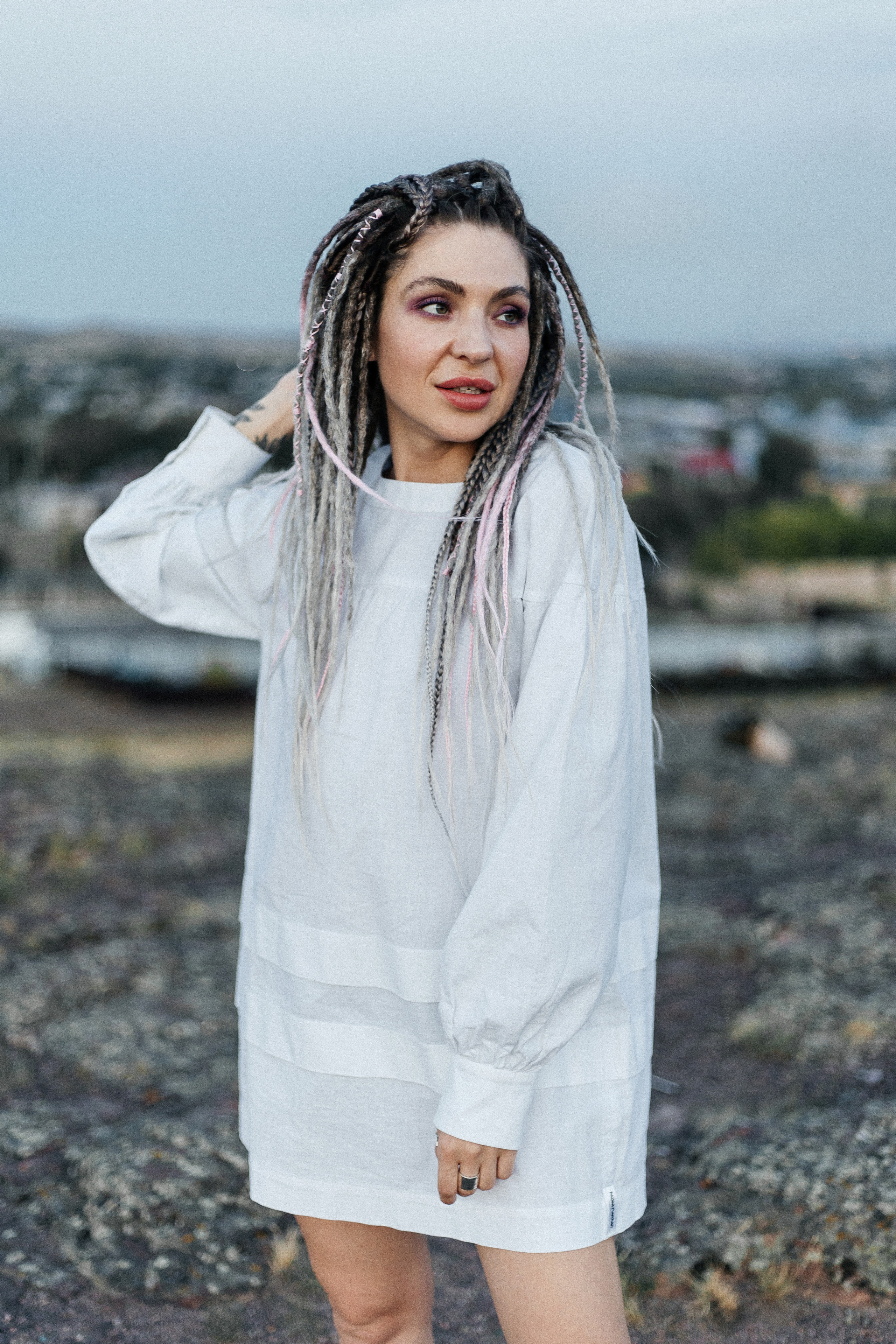 Katja. Fotoshooting einer Frau mit Dreadlocks im weißen Kleid - professionelle Fotosession. Svetlana Vidru Fotograf aus Speyer und Germersheim