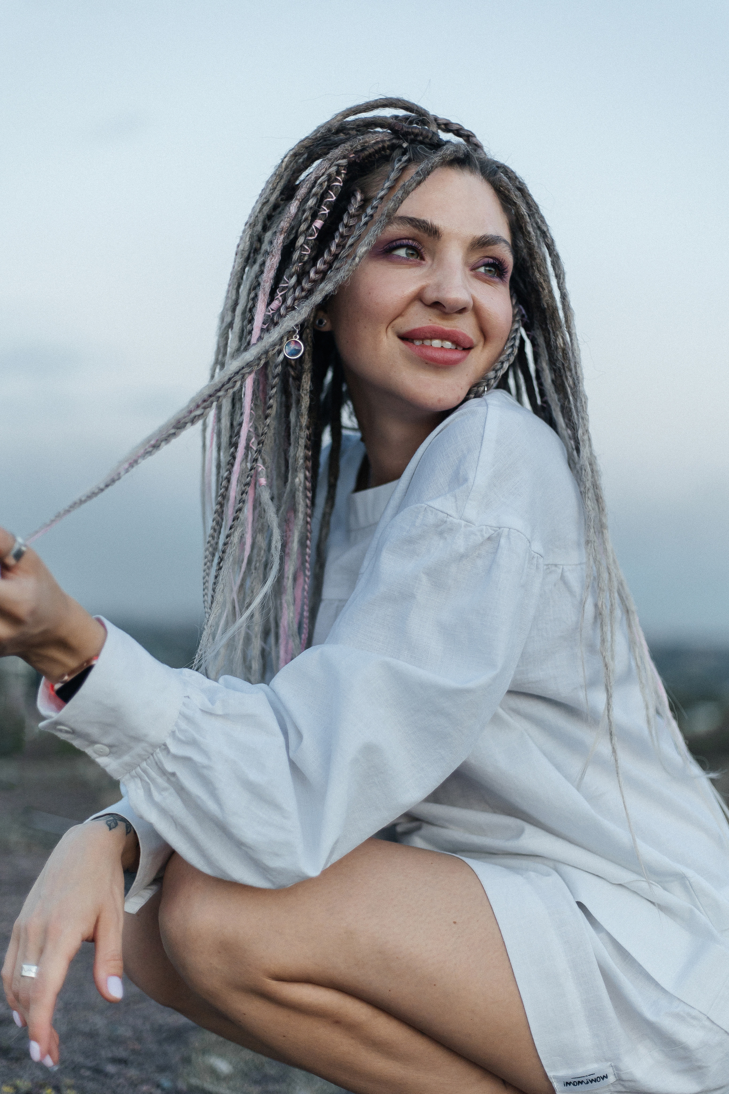 Katja. Fotoshooting einer Frau mit Dreadlocks im weißen Kleid - professionelle Fotosession. Svetlana Vidru Fotograf aus Speyer und Germersheim