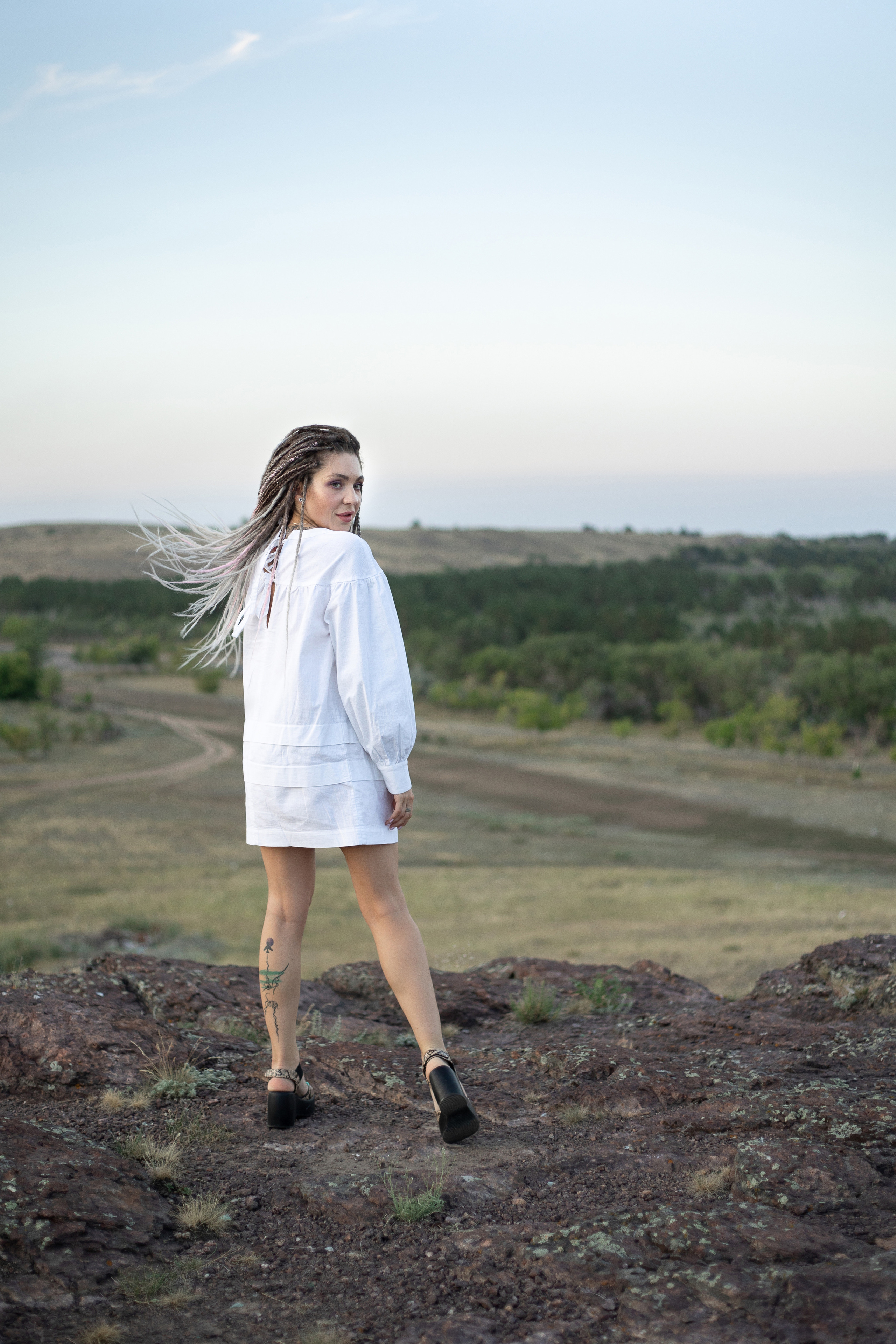 Katja. Fotoshooting einer Frau mit Dreadlocks im weißen Kleid - professionelle Fotosession. Svetlana Vidru Fotograf aus Speyer und Germersheim