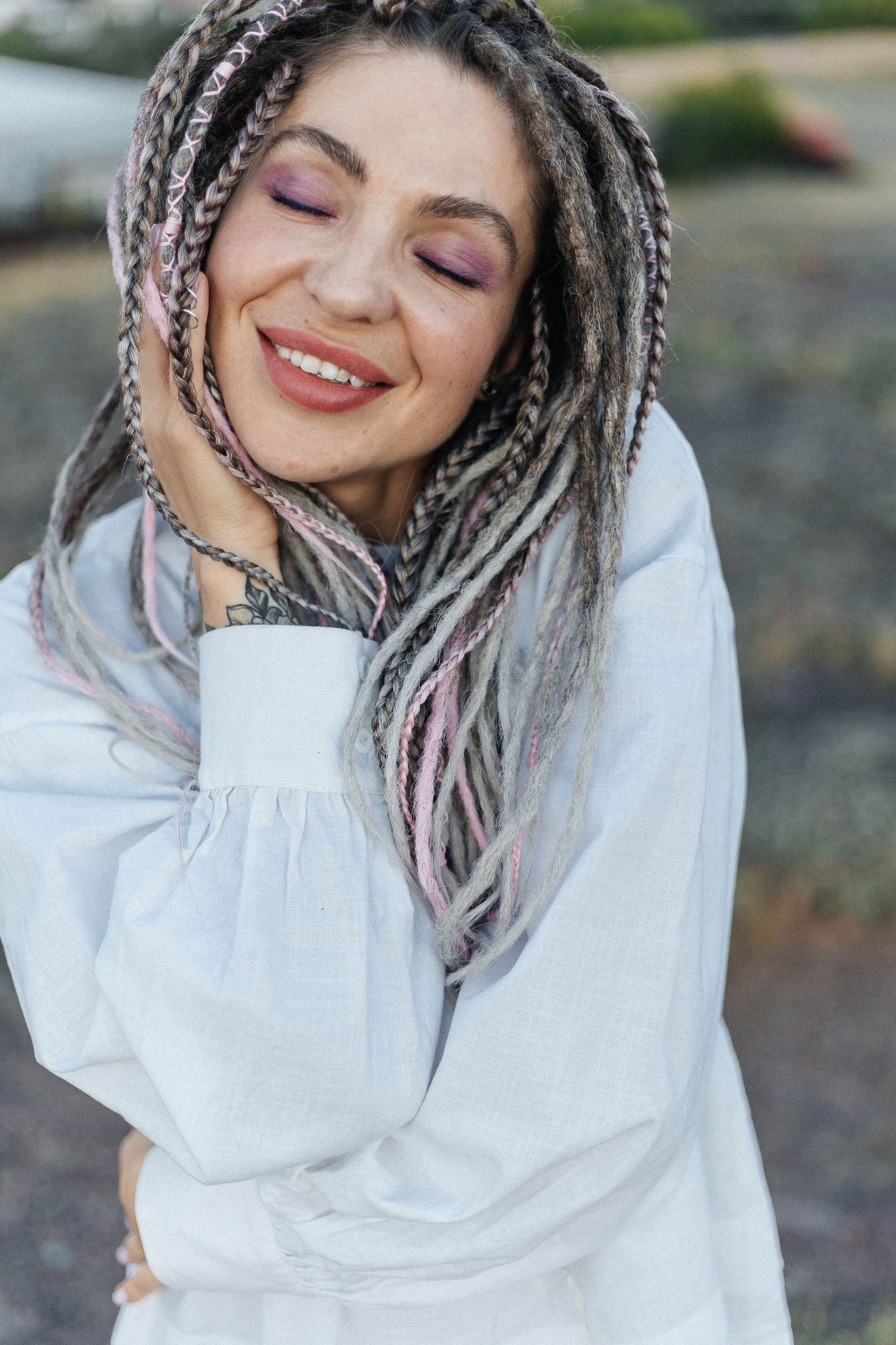 Katja. Fotoshooting einer Frau mit Dreadlocks im weißen Kleid - professionelle Fotosession. Svetlana Vidru Fotograf aus Speyer und Germersheim