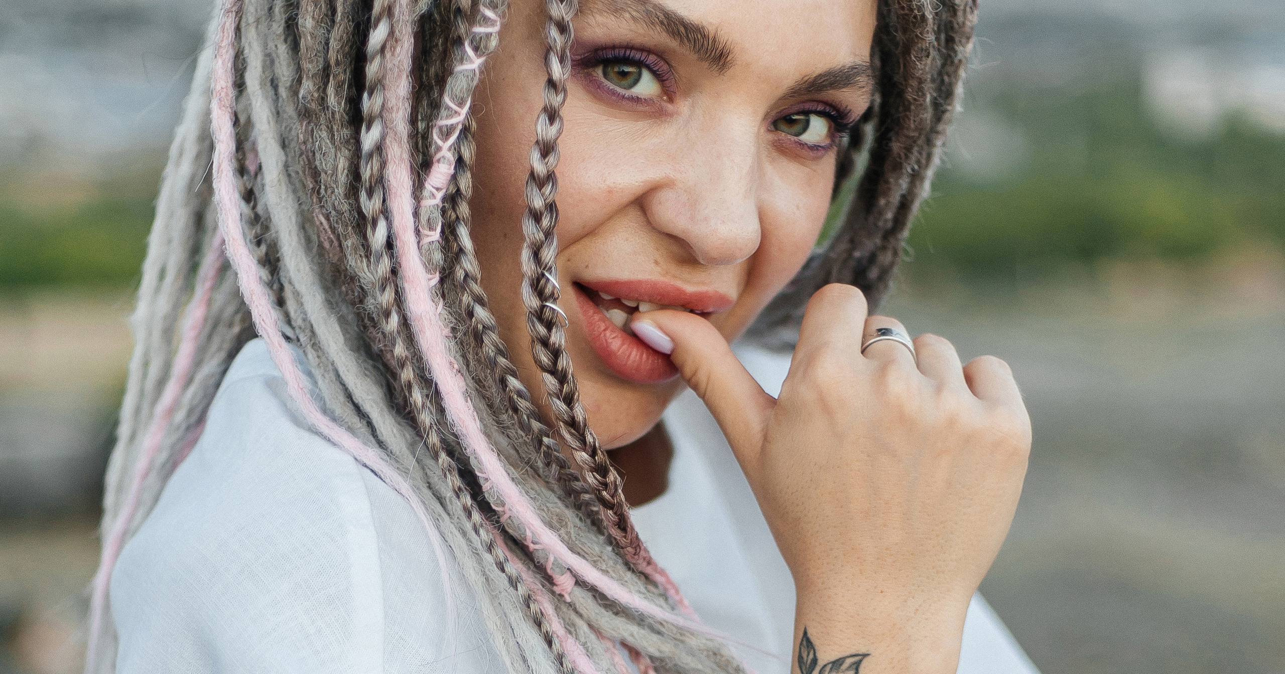 Katja. Fotoshooting einer Frau mit Dreadlocks im weißen Kleid - professionelle Fotosession. Svetlana Vidru Fotograf aus Speyer und Germersheim