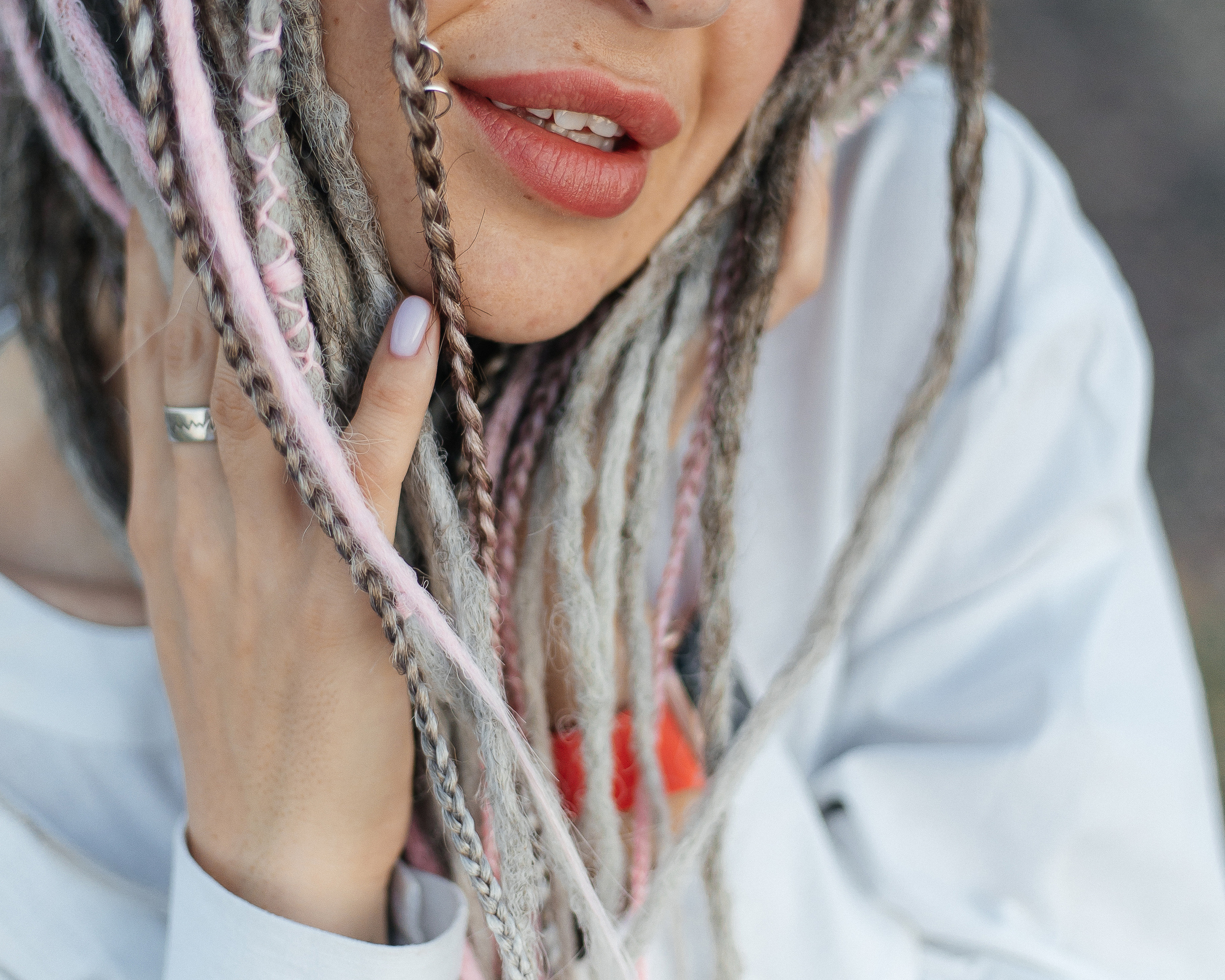 Katja. Fotoshooting einer Frau mit Dreadlocks im weißen Kleid - professionelle Fotosession. Svetlana Vidru Fotograf aus Speyer und Germersheim