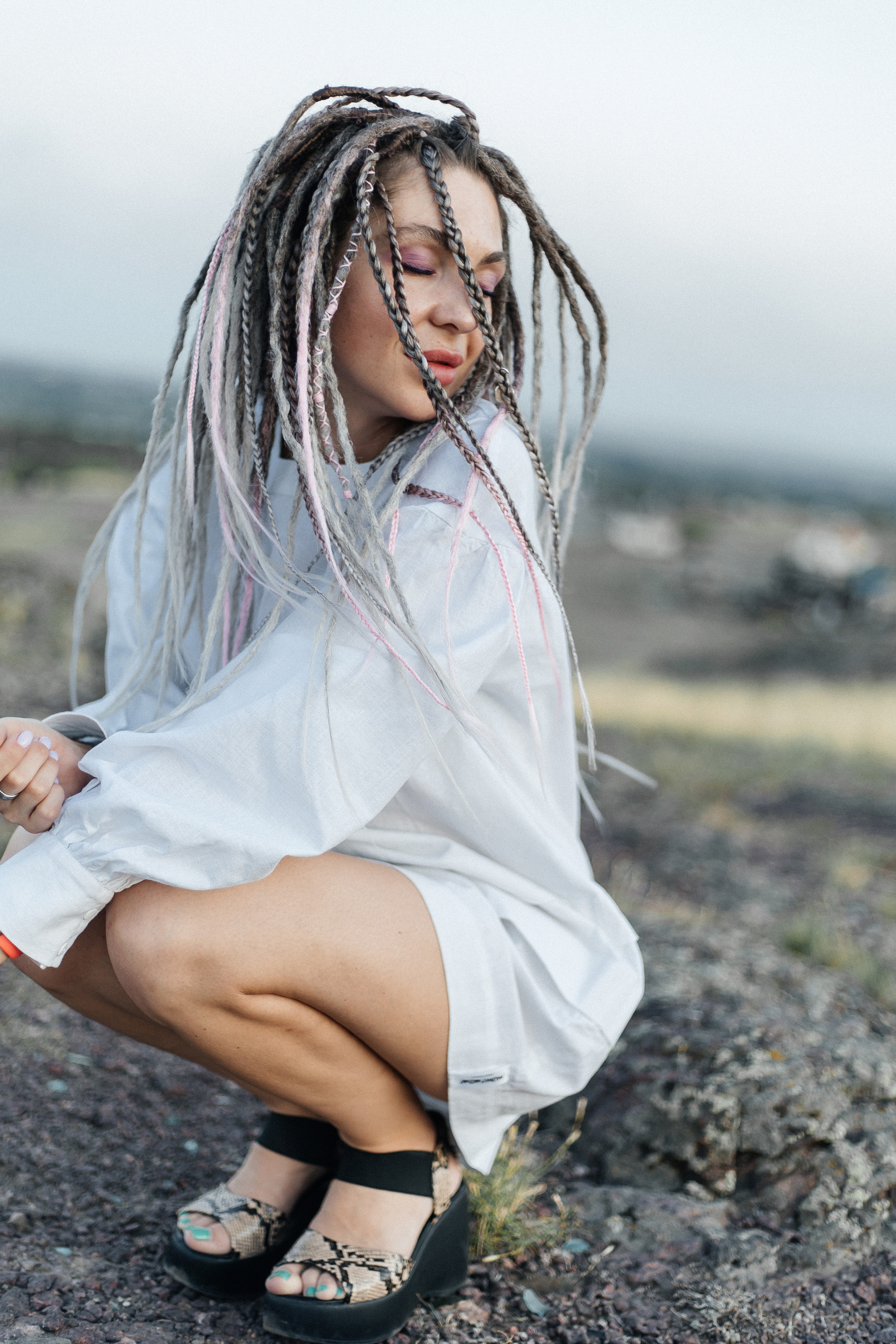 Katja. Fotoshooting einer Frau mit Dreadlocks im weißen Kleid - professionelle Fotosession. Svetlana Vidru Fotograf aus Speyer und Germersheim