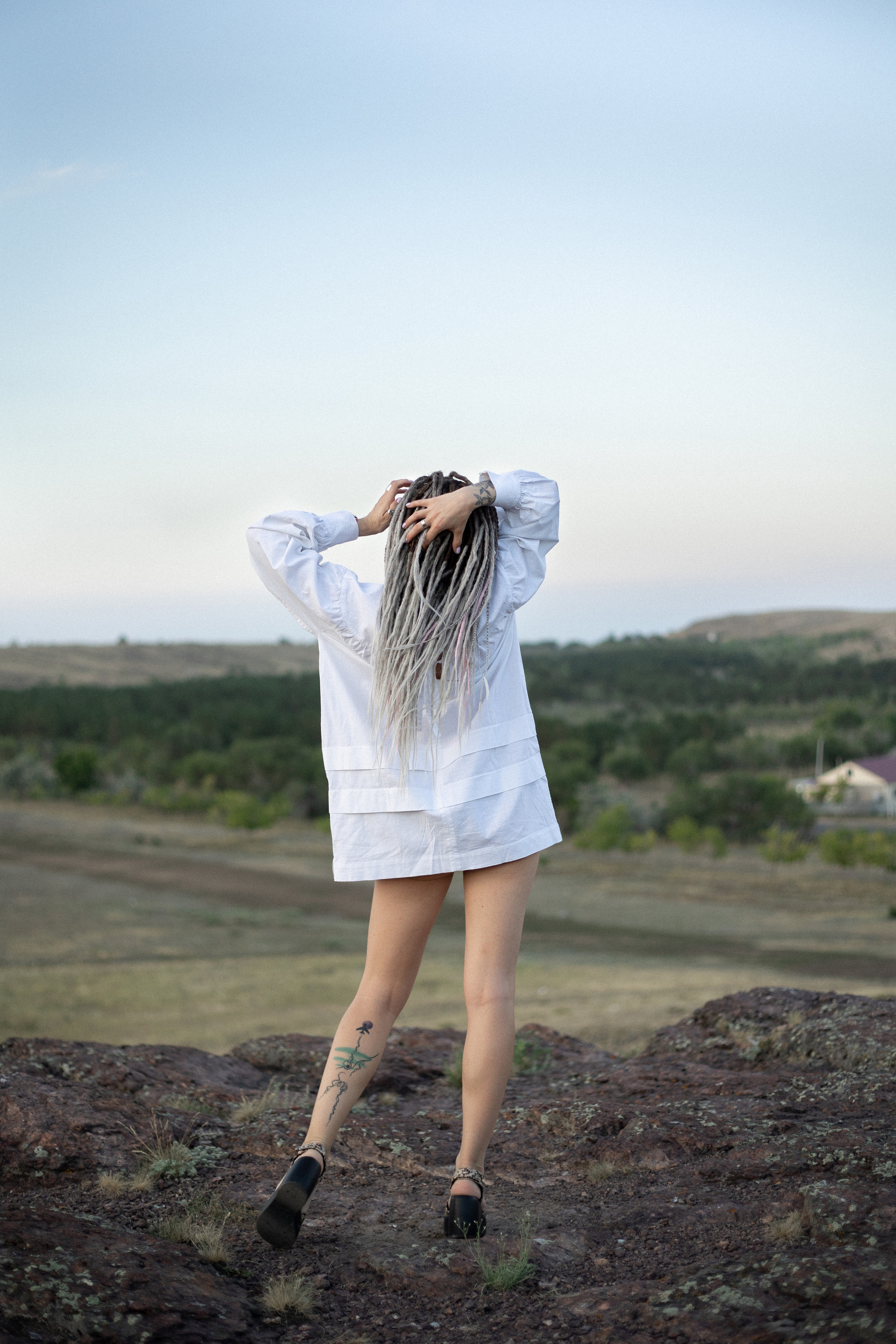 Katja. Fotoshooting einer Frau mit Dreadlocks im weißen Kleid - professionelle Fotosession. Svetlana Vidru Fotograf aus Speyer und Germersheim