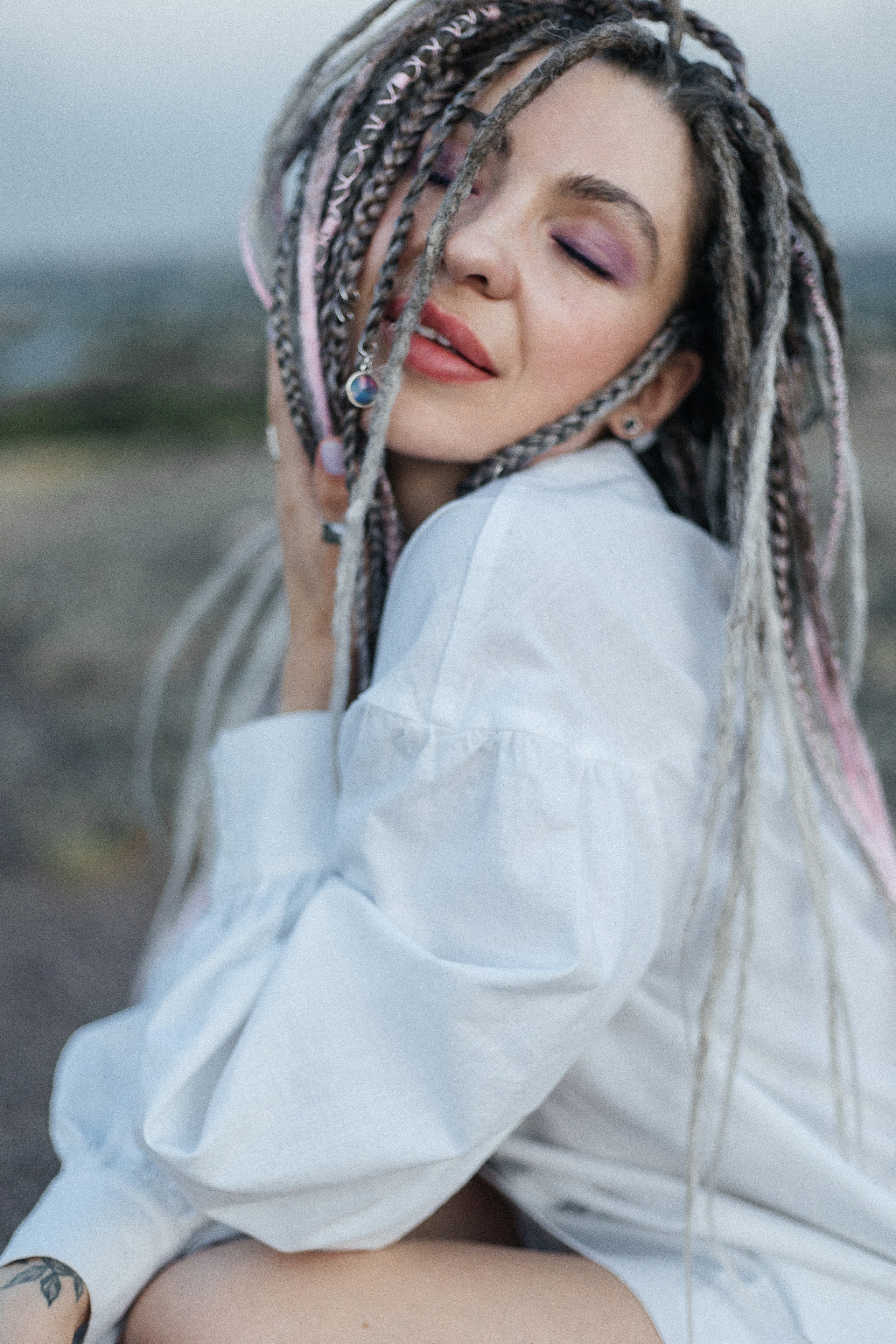 Katja. Fotoshooting einer Frau mit Dreadlocks im weißen Kleid - professionelle Fotosession. Svetlana Vidru Fotograf aus Speyer und Germersheim