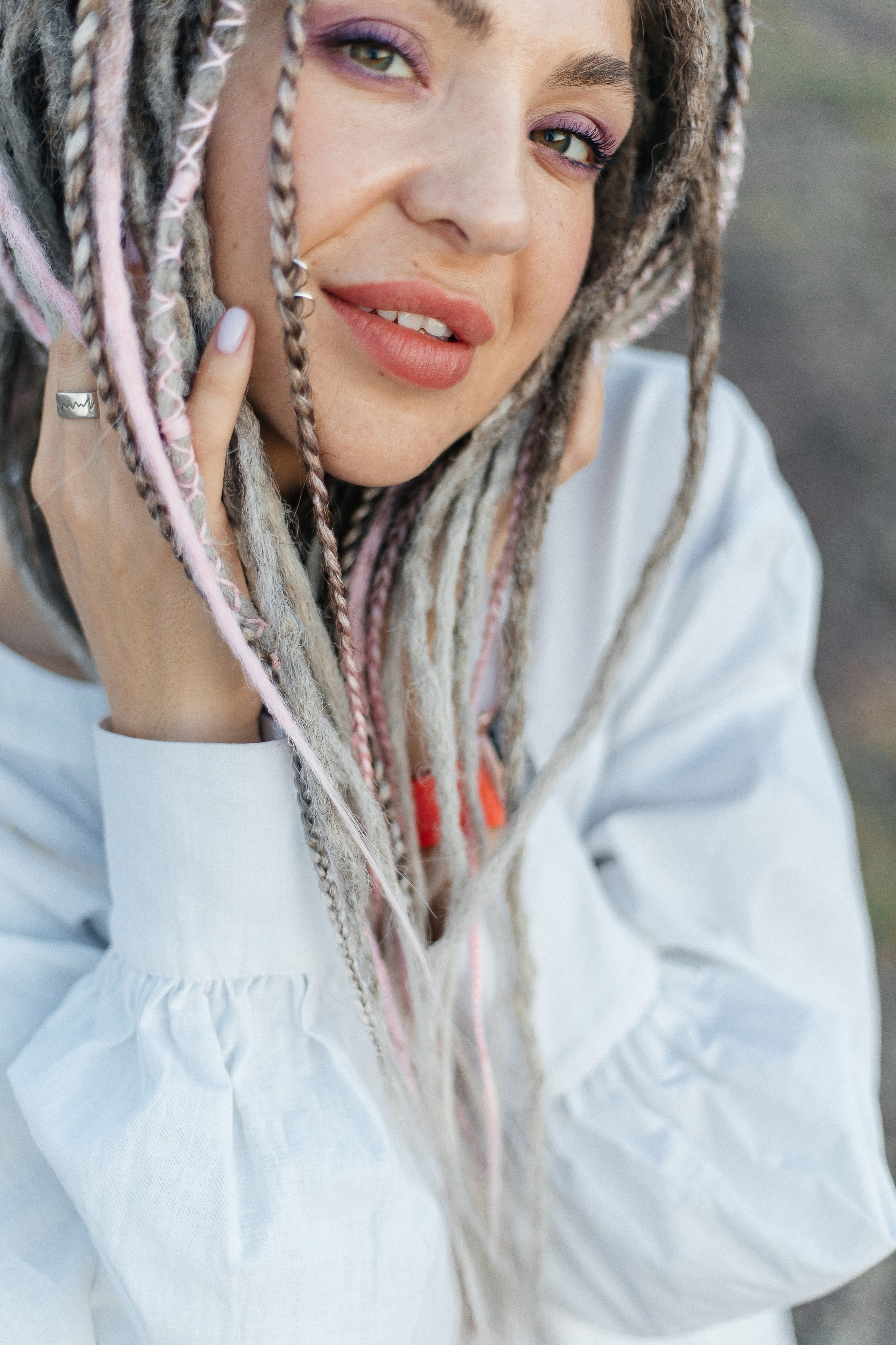 Katja. Fotoshooting einer Frau mit Dreadlocks im weißen Kleid - professionelle Fotosession. Svetlana Vidru Fotograf aus Speyer und Germersheim