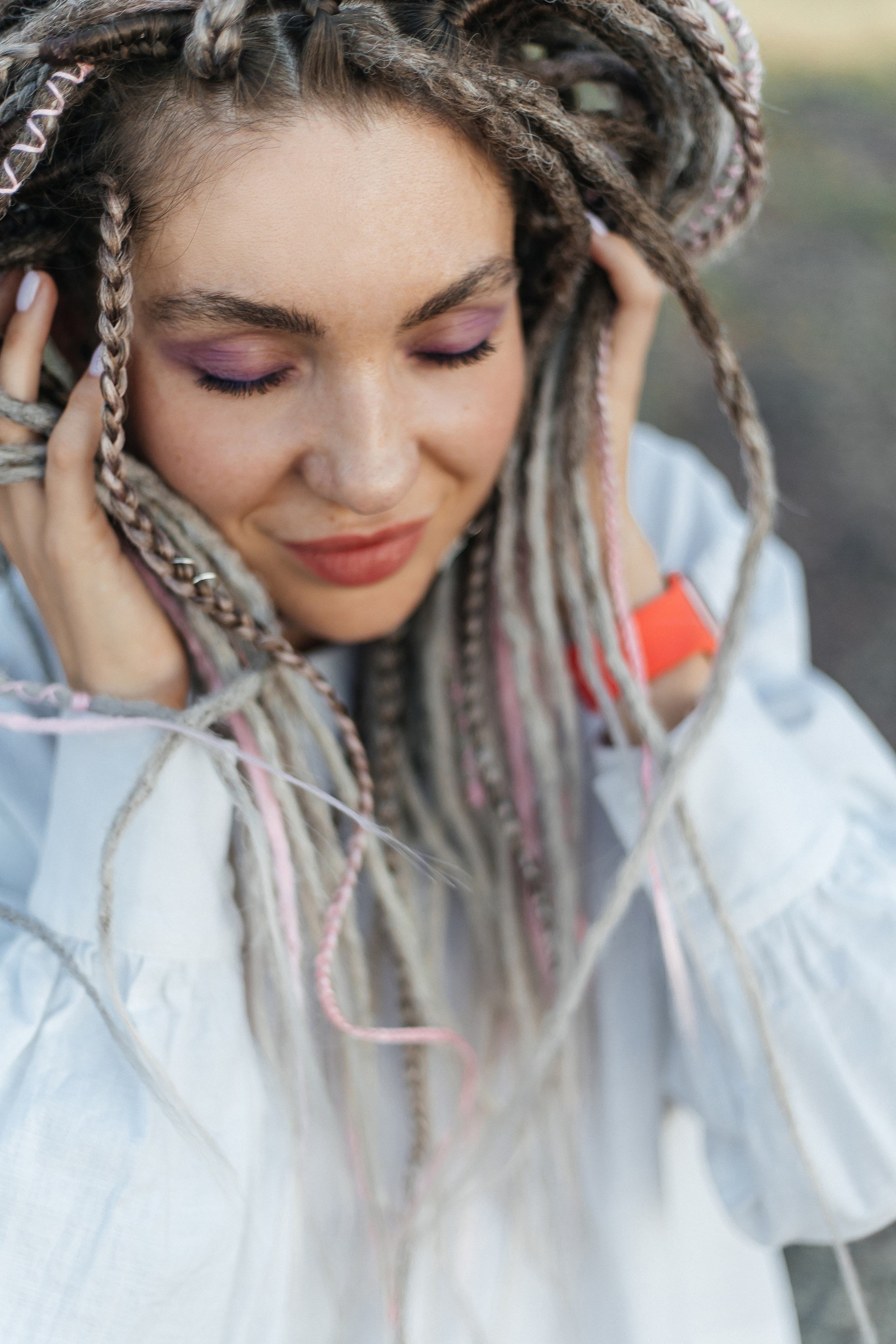 Katja. Fotoshooting einer Frau mit Dreadlocks im weißen Kleid - professionelle Fotosession. Svetlana Vidru Fotograf aus Speyer und Germersheim