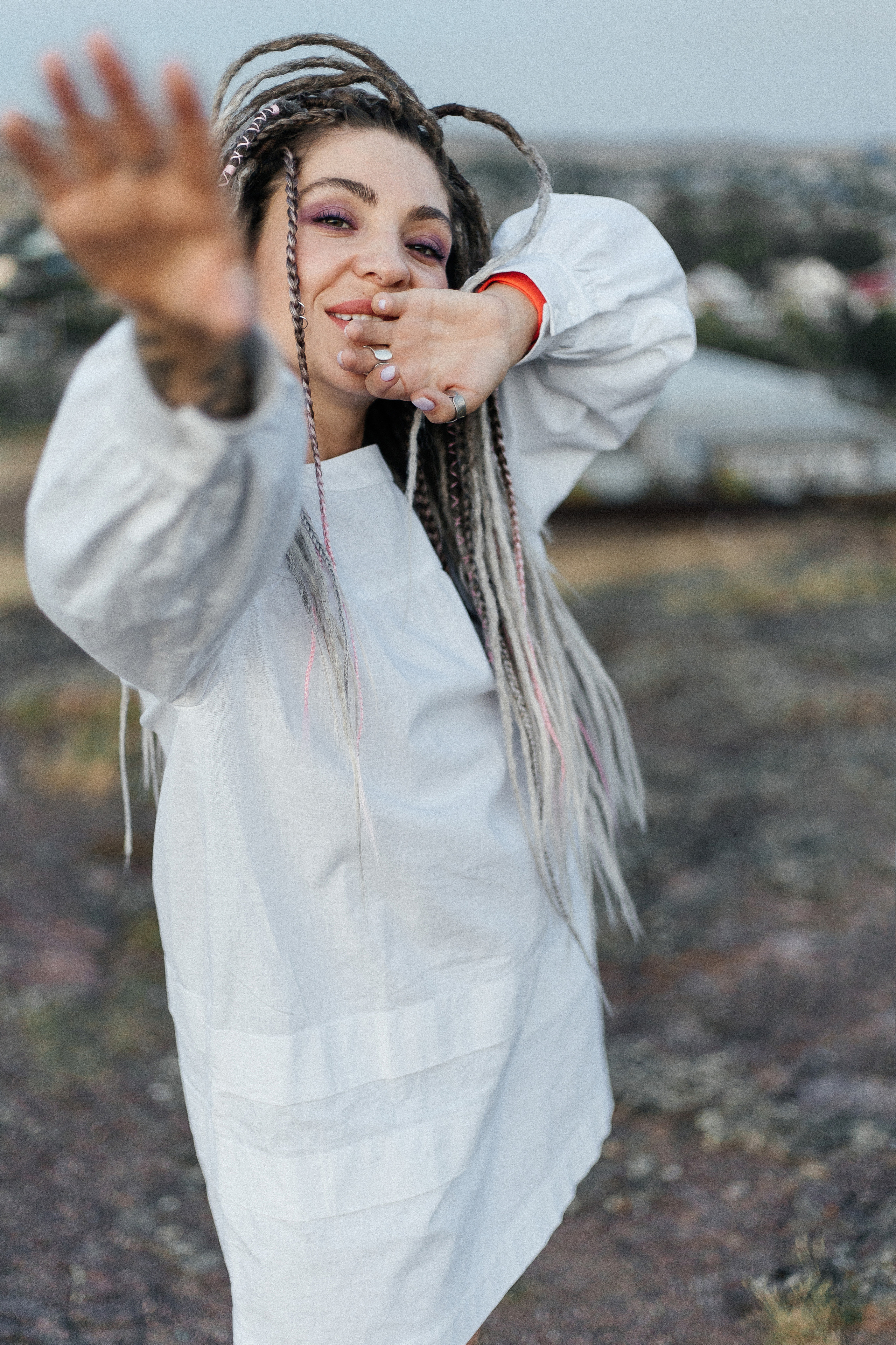 Katja. Fotoshooting einer Frau mit Dreadlocks im weißen Kleid - professionelle Fotosession. Svetlana Vidru Fotograf aus Speyer und Germersheim