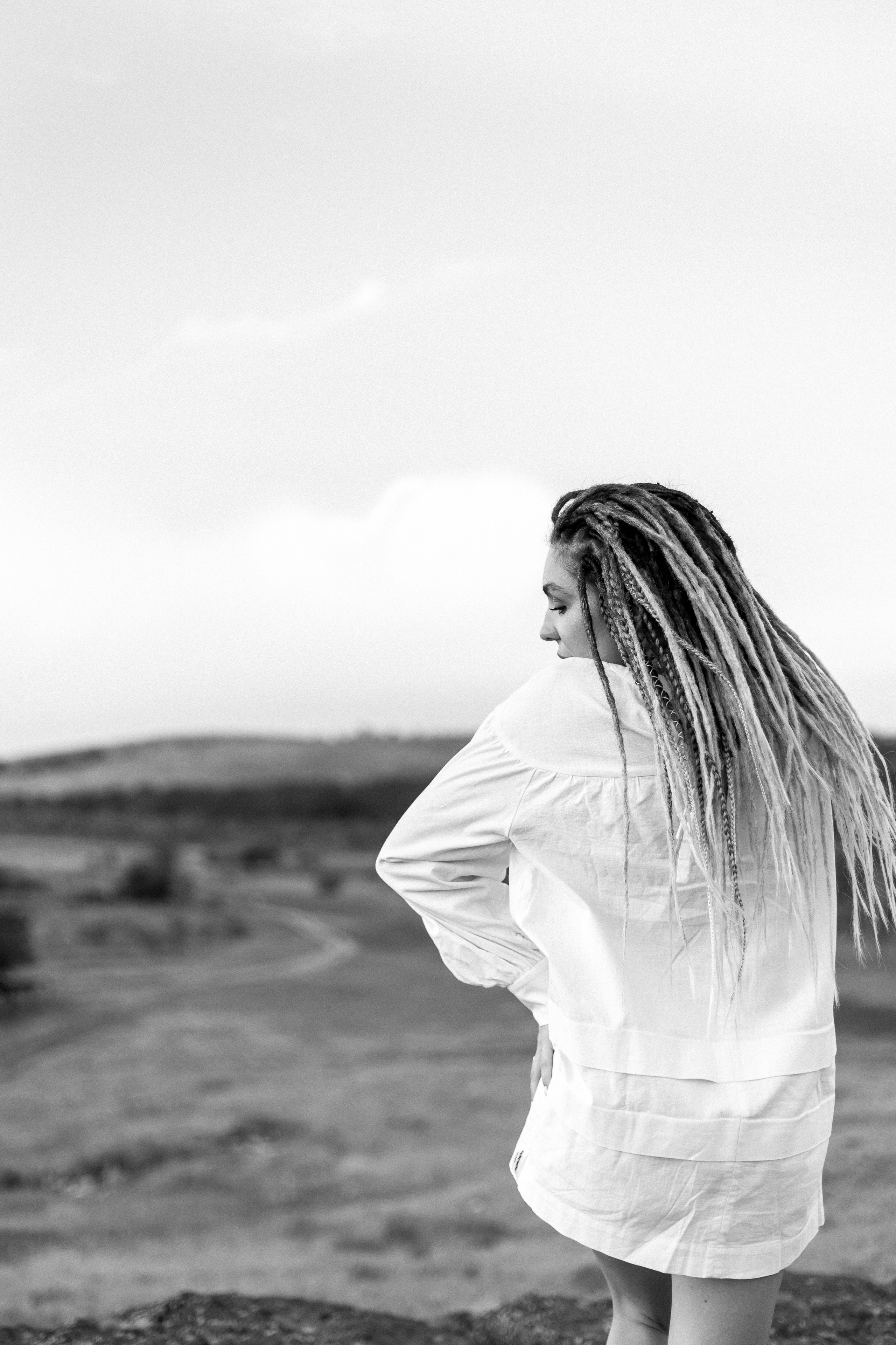 Katja. Fotoshooting einer Frau mit Dreadlocks im weißen Kleid - professionelle Fotosession. Svetlana Vidru Fotograf aus Speyer und Germersheim