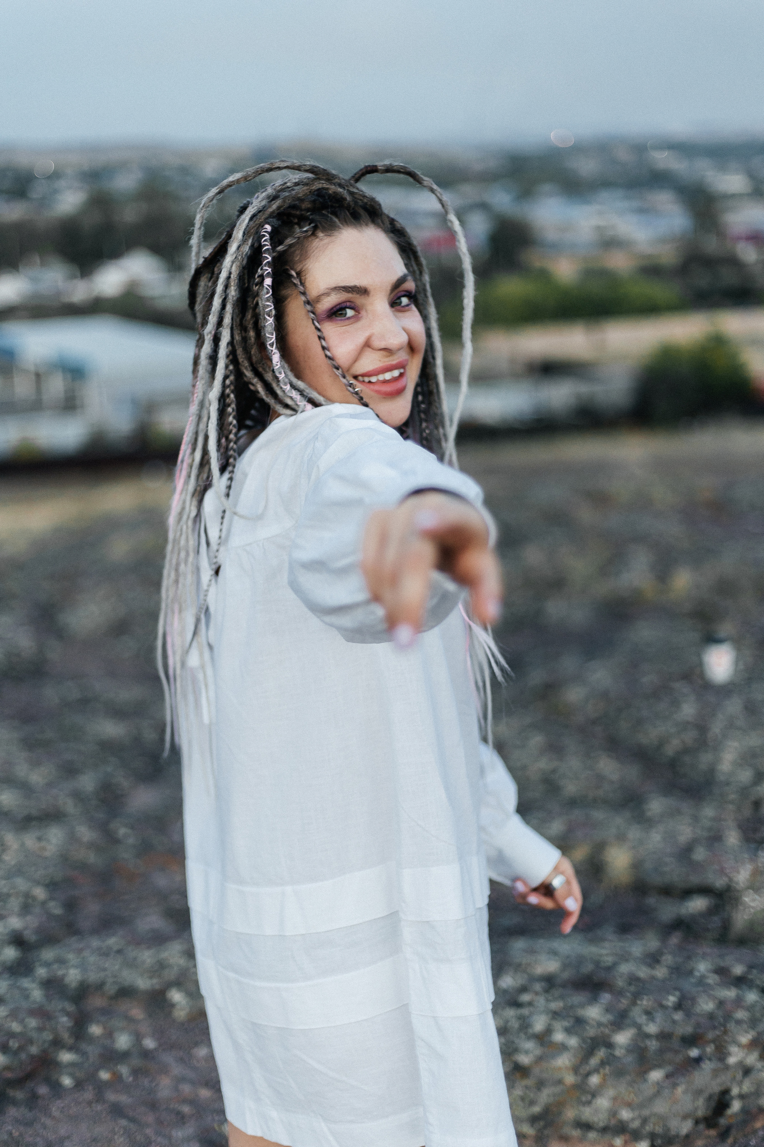 Katja. Fotoshooting einer Frau mit Dreadlocks im weißen Kleid - professionelle Fotosession. Svetlana Vidru Fotograf aus Speyer und Germersheim