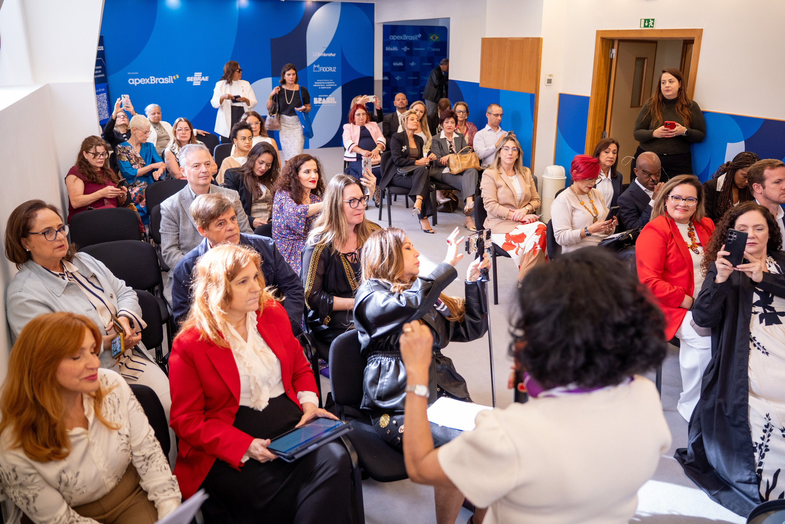 Evento — Mulheres de Negócios de Língua Portuguesa. Frames by Giovani Braga