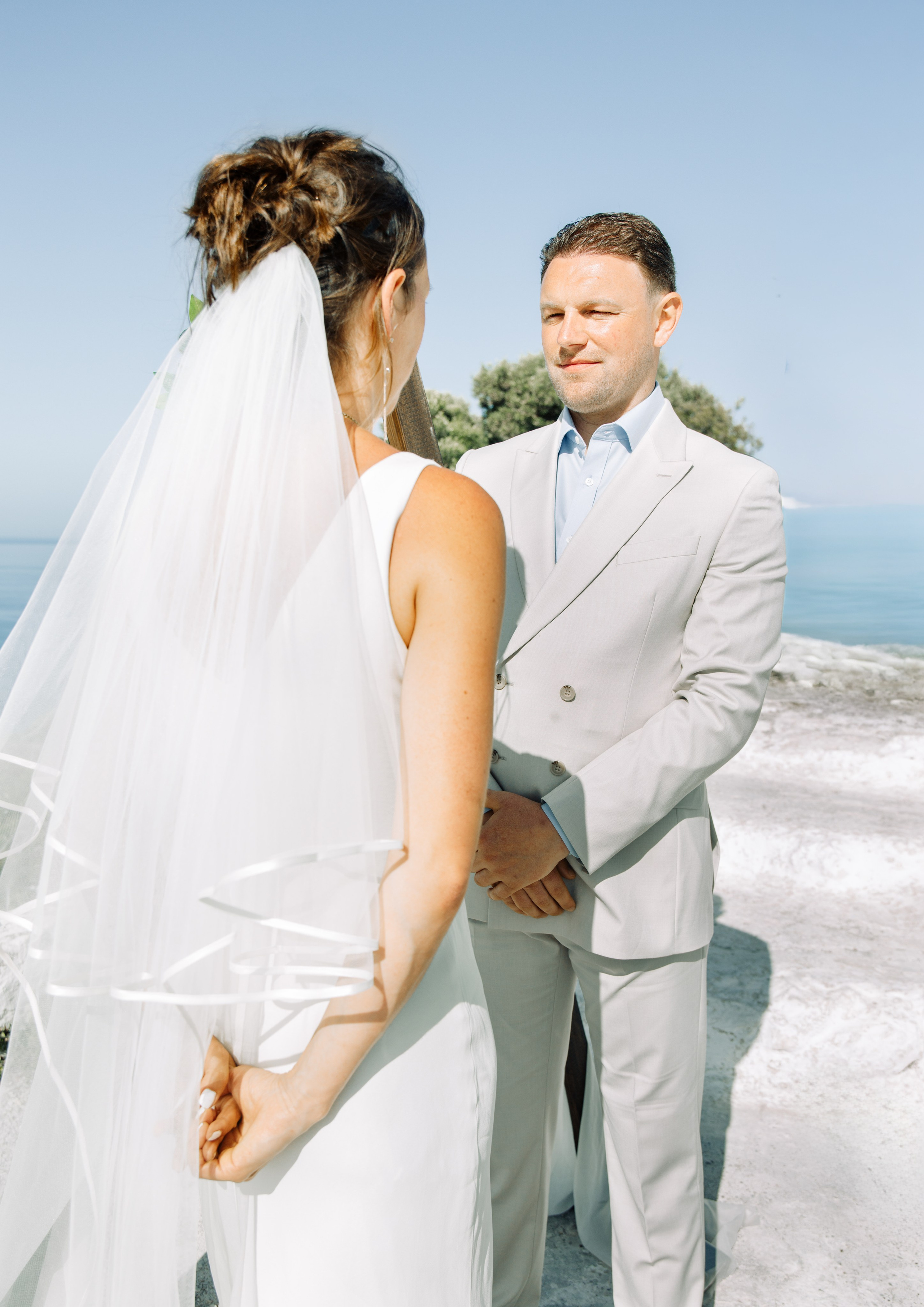 Ring exchange ceremony. Portrait- und Hochzeitsfotografin Irene Art Photo mit Sitz auf der griechischen Insel Rhodos