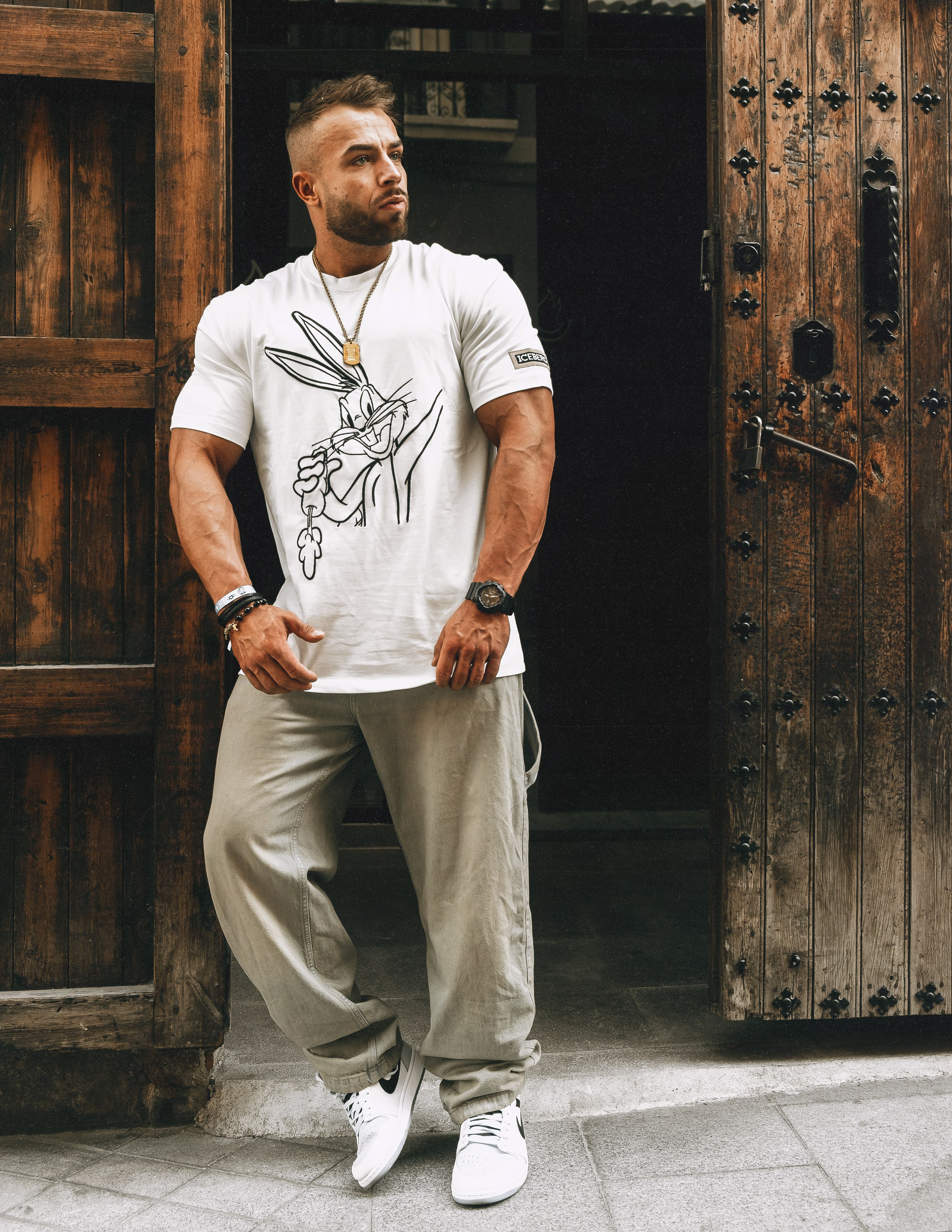 Фотосессия бодибилдера Kacper Bąkiewicz в старом городе Аликанте — Портретный фотограф в Испании