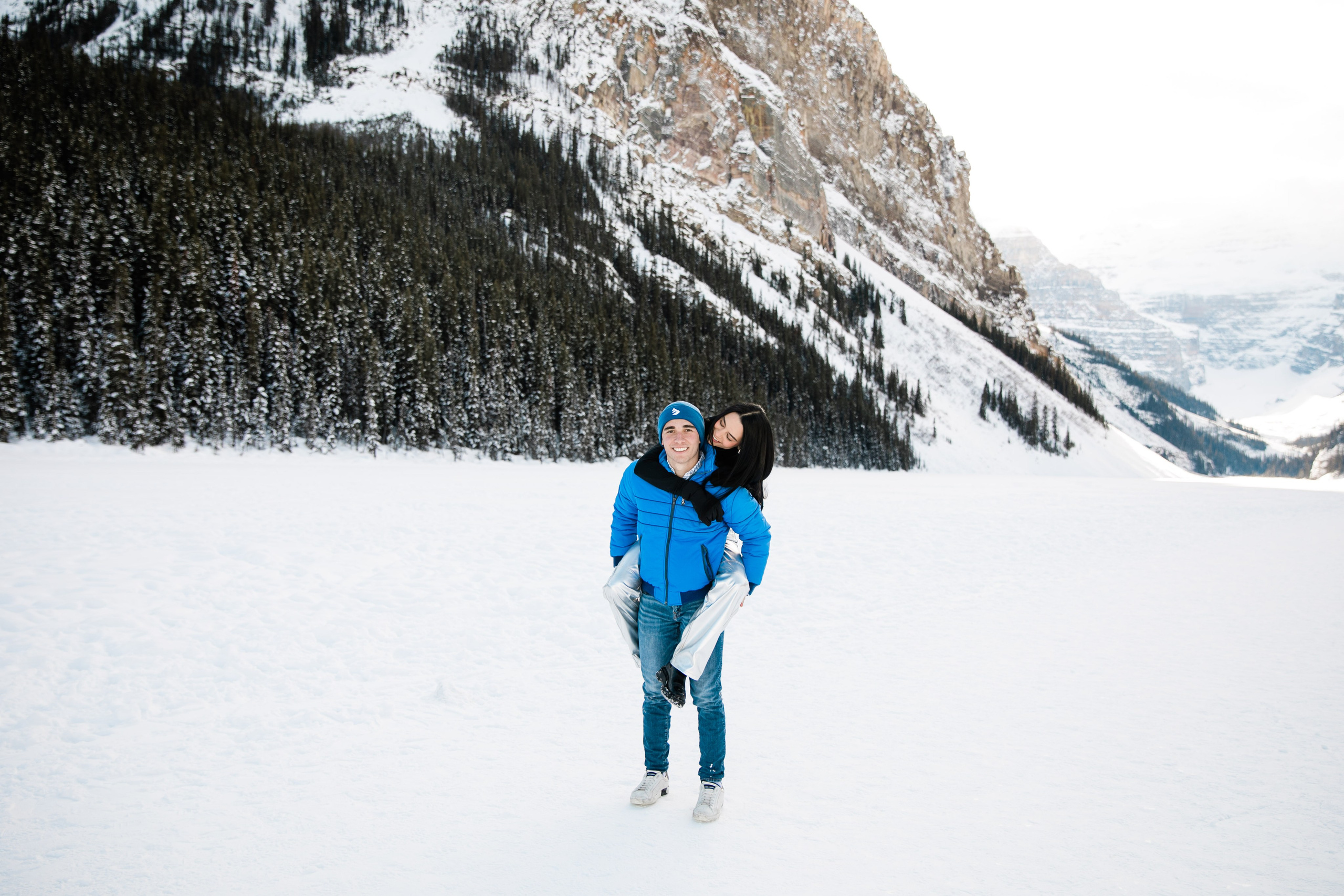 A & M — Lake Louise Engagement. Fotografía accesible en Calgary