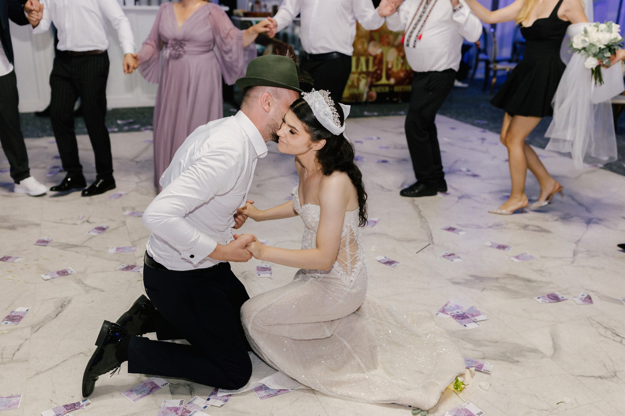 1. Mireasa Adriana în timpul pregătirilor de nuntă în Tudora Botoșani2. Costumul mirelui Ionuț fotografiat artistic în ziua nunții3. Prietenii mirelui la tradițiile de nuntă în Tudora4. Bărbieritul mirelui în cadrul obiceiurilor tradiționale de nuntă5. Fotografii de familie la biserică în ziua nunții6. Portret de familie cu mirii și copilul lor la nunta din Botoșani7. Primul dans al mirilor la Mariage Dor Baisa Botoșani8. Decor elegant de nuntă la Mariage Dor Baisa9. Emoții și tradiții la nunta din Tudora județul Botoșani10. Fotograf profesionist de nuntă în Botoșani surprinzând momente autentice - otograf-nunta-botosanifotograf-evenimente-botosanifotograf-profesionist-botosanifotograf-nunta-tudoranunta-tudora-botosanisedinta-foto-nunta-botosanipoze-nunta-botosanifotografii-nunta-tudorafotograf-cununie-religioasa-botosanibiserica-sfintii-imparati-constantin-si-elena-tudoramariage-dor-baisa-botosanirestaurant-nunta-botosanidansul-mirilor-mariage-dorpregatiri-mire-botosanipregatiri-mireasa-botosanitraditii-nunta-moldovaobiceiuri-nunta-tudorafotograf-familie-nunta-botosaniportret-miri-botosanigalerie-foto-nunta-botosanialbum-foto-nunta-botosaninunta-eleganta-botosaninunta-cu-traditii-botosanifotograf-premium-nunta-botosaniservicii-foto-video-botosanipoveste-de-nunta-botosanifotograf-documentar-nuntafotograf-natural-emotionalmiri-ionut-si-adriananunta-autentica-tudora -otograf-nunta-botosanifotograf-nunta-tudoranunta-tudora-botosanifotograf-evenimente-botosanifotograf-profesionist-botosaniservicii-foto-video-botosanigalerie-foto-nunta-botosanialbum-foto-nunta-botosani - nunta-autentica-botosaninunta-cu-traditii-botosanipoveste-de-nunta-botosanifotografii-emotionante-nuntamomente-autentice-nuntafotografie-documentara-nuntafotograf-natural-nunta- pregatiri-miri-tudorabiserica-tudora-botosanicununie-religioasa-tudoramariage-dor-baisa-botosanipetrecere-nunta-botosanivalsul-mirilor-botosani - alino-foto-studio-botosaniionut-si-adriana-nunta-tudorafotograf-alin-chirila-botosani