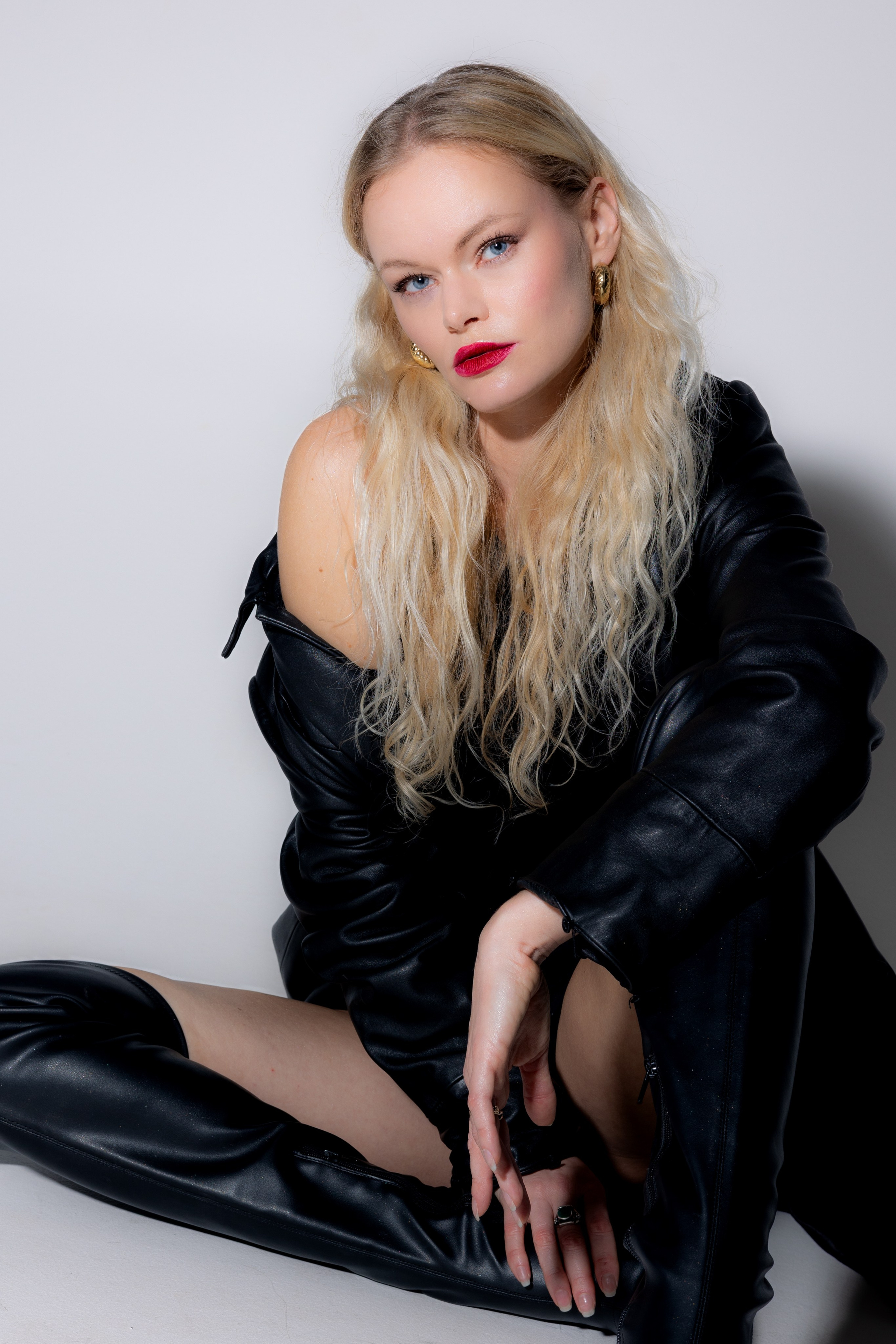 Portretu fotosesijas sievietēm. Portretu fotosesija Rīgā| Biznesa portretu foto | Korporatīvās un darbinieku fotosesijas | Pasākumu fotogrāfs | Produktu fotogrāfs