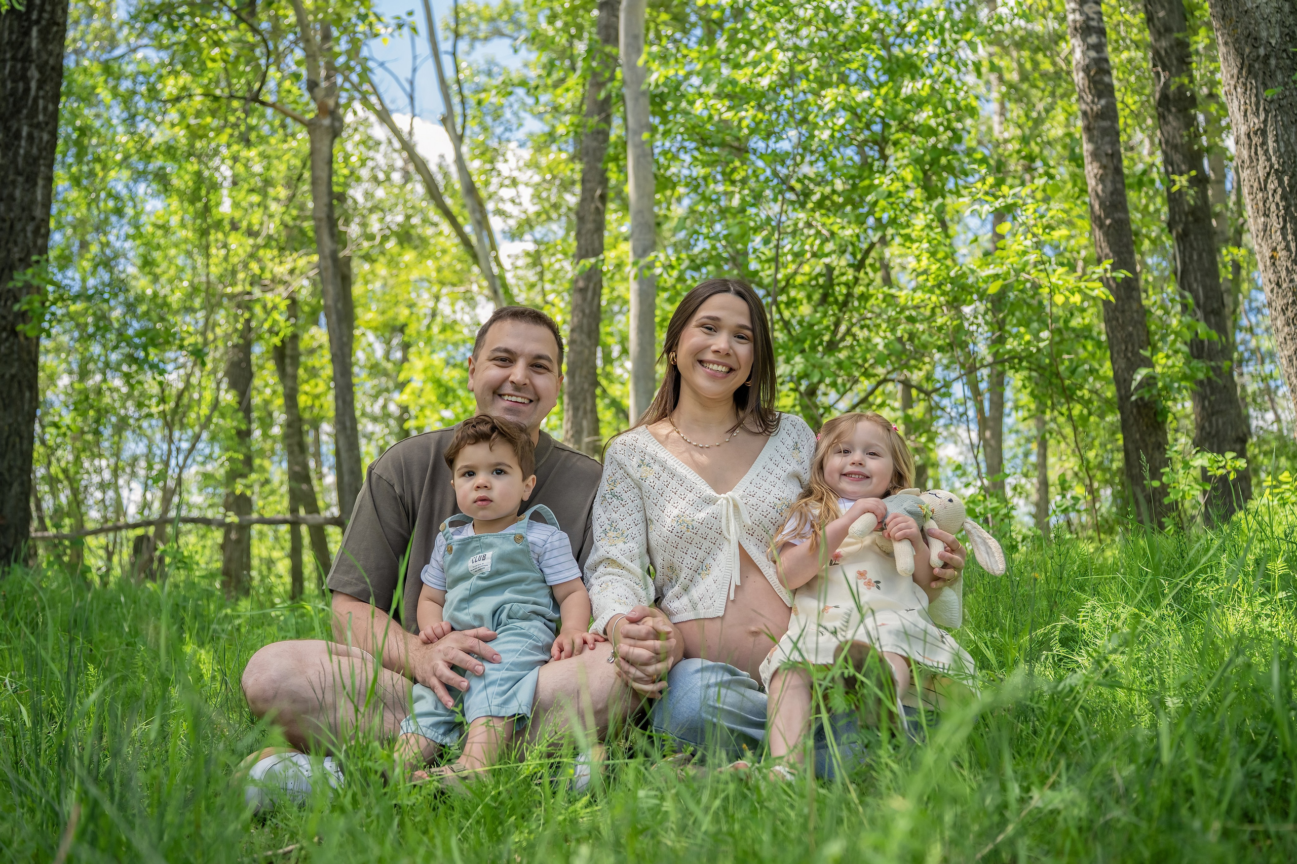 parque	Outdoor family mini session at Calgary park during summer