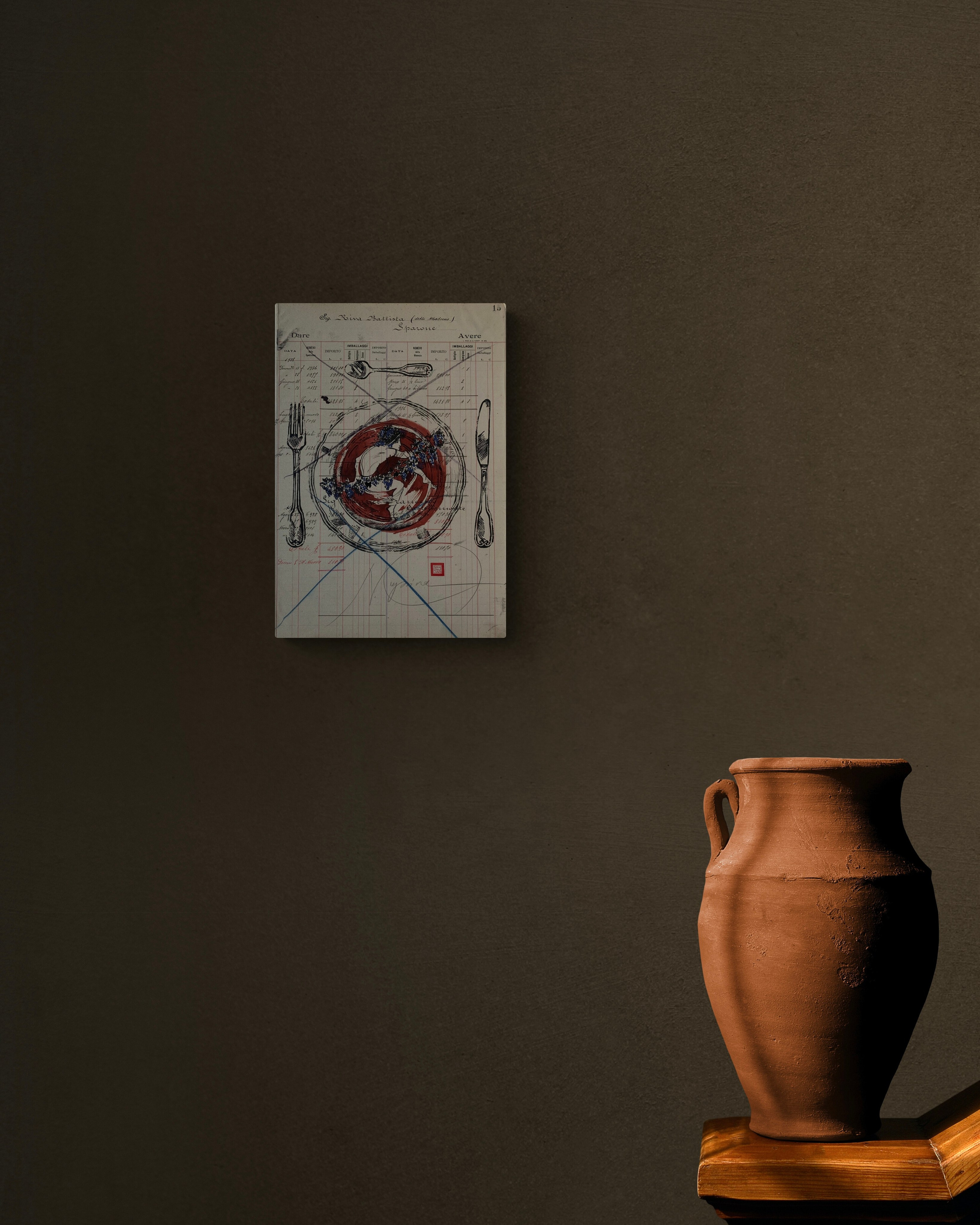 In Panem Quotidianum, Nadia Kuprina riflette sulla tradizione della decorazione dei piatti come forma di memoria culturale. Il piatto, dipinto in inchiostro seppia e ispirato alle ceramiche elleniche, non è semplice oggetto domestico: è superficie narrativa. Stampato a mano in linoleografia su un registro contabile del 1918–1930, dialoga con nomi e tracce di vite passate. L’opera mette in relazione antico e moderno, sottolineando come la ceramica decorata custodisca storie, identità e rituali di condivisione.