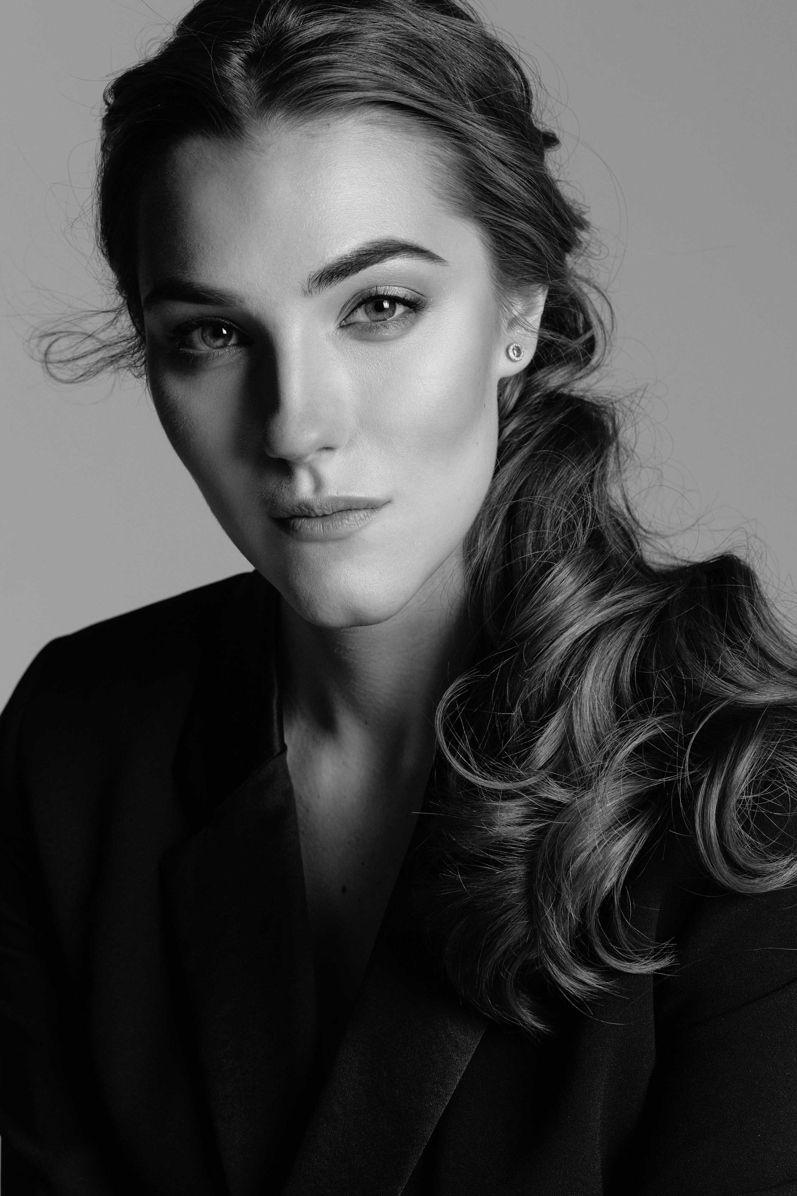 Black and white close up portrait , beautiful hair, Beautiful black and white portrait, Black and white portrait , editorial photo, Fotograf in Deutschland, Weiss und schwarz foto ,  fotograf in Schweinfurt , Fotograf in Frankfurt, Fotograf in Würzburg, Modefotograf, Hochzeitsfotograf, Schweinfurt foto , Bayern Foto, Erlangen fotograf, Nuremberg fotograf , fotograf in der nähe , fotograf in München , fotograf in Regensburg, fotograf in meiner nähe, Schweinfurt foto, Schweinfurt Fotogeschäft, Schweinfurt fotoshooting, Schweinfurt Hochzeit 